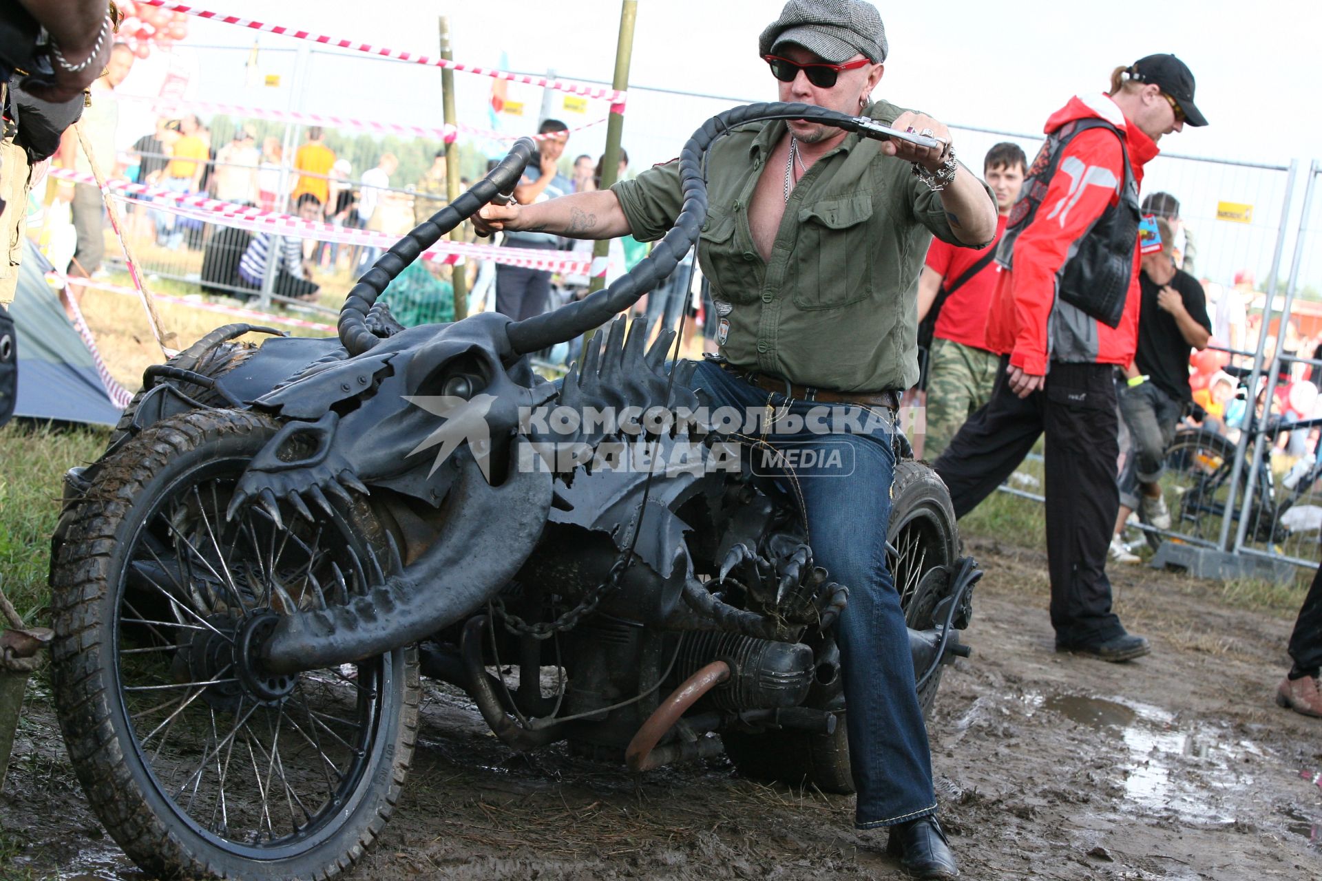 Диск 172. Ежегодный рок - фестиваль НАШЕСТВИЕ 2011 Гарик Сукачев, лидер группы Неприкасаемые, на мотоцикле