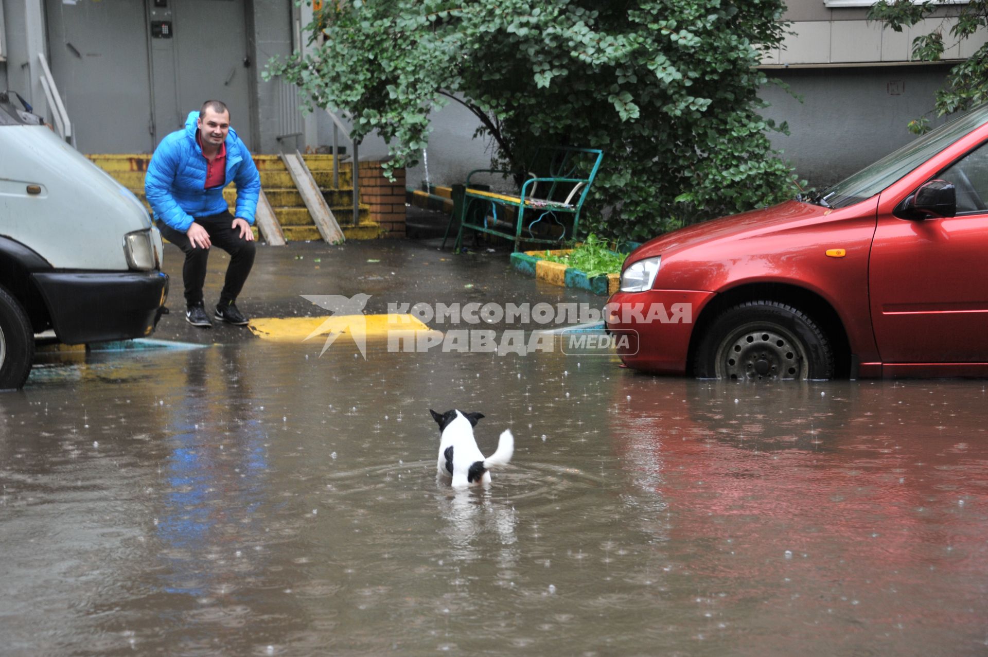 Москва. Последствия сильного дождя на улицах города.