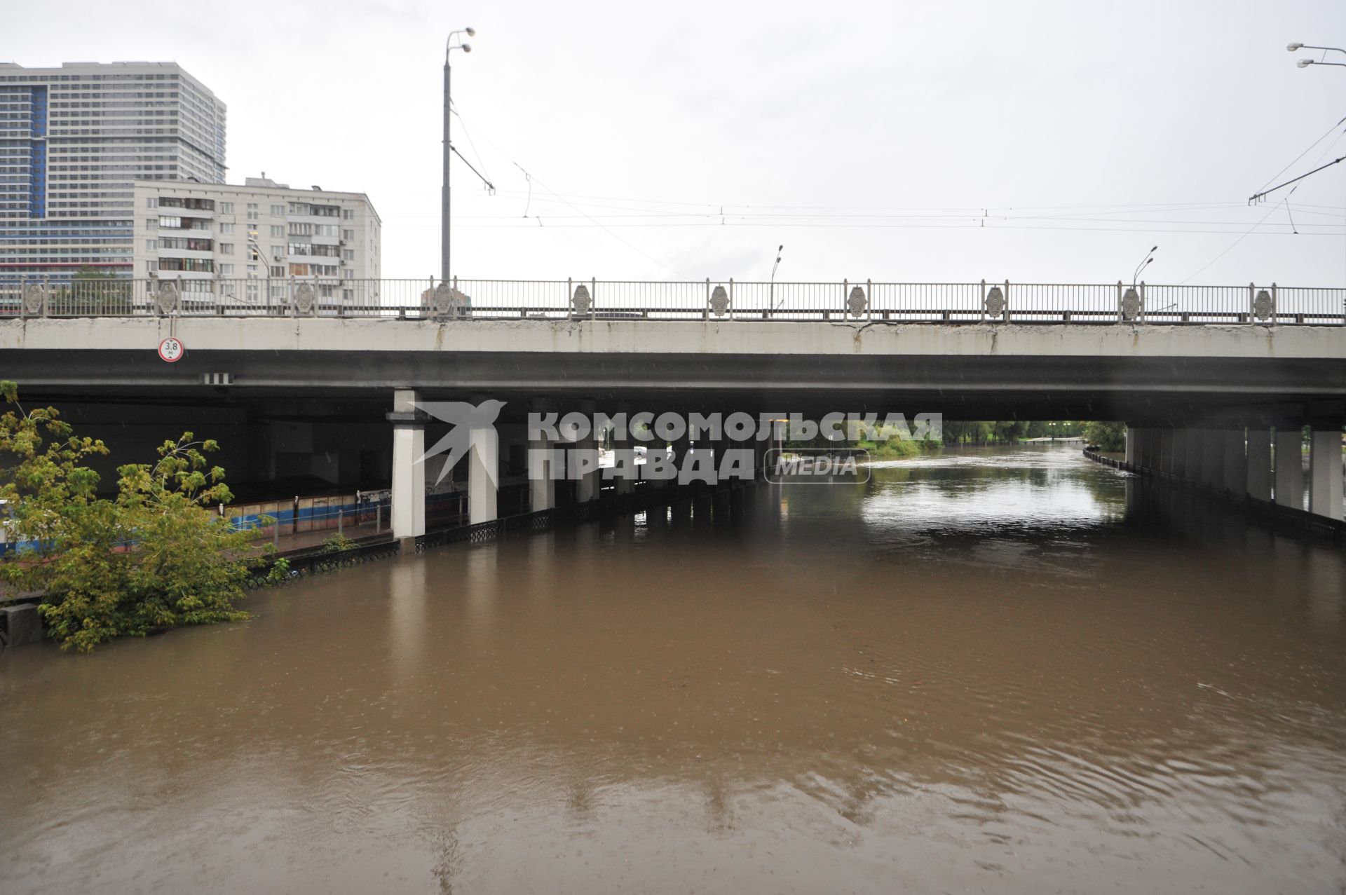 Москва. Из-за разлива реки Яузы перекрыто автомобильное движение в районе Ростокино.