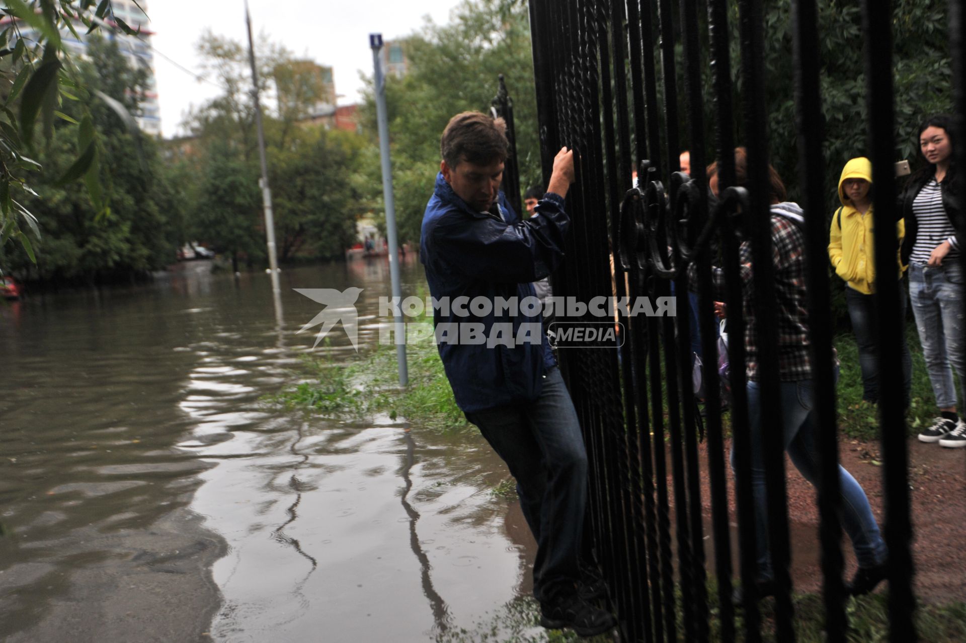 Москва.  В результате сильных дождей река Яуза вышла из берегов в районе Ростокино.