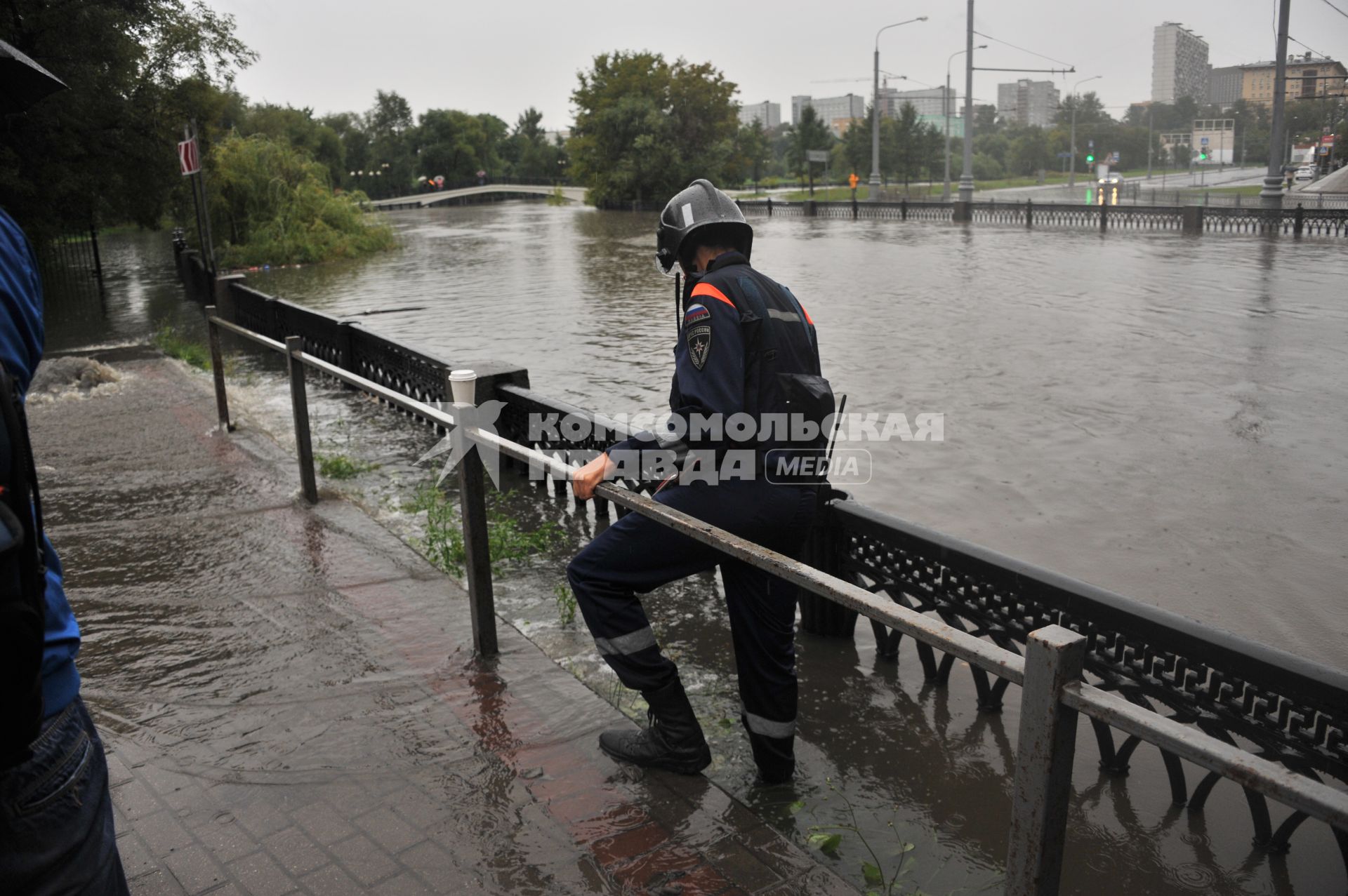 Москва. Сотрудник МЧС России у реки Яуза, где перекрыто автомобильное движение из-за разлива реки в районе Ростокино.