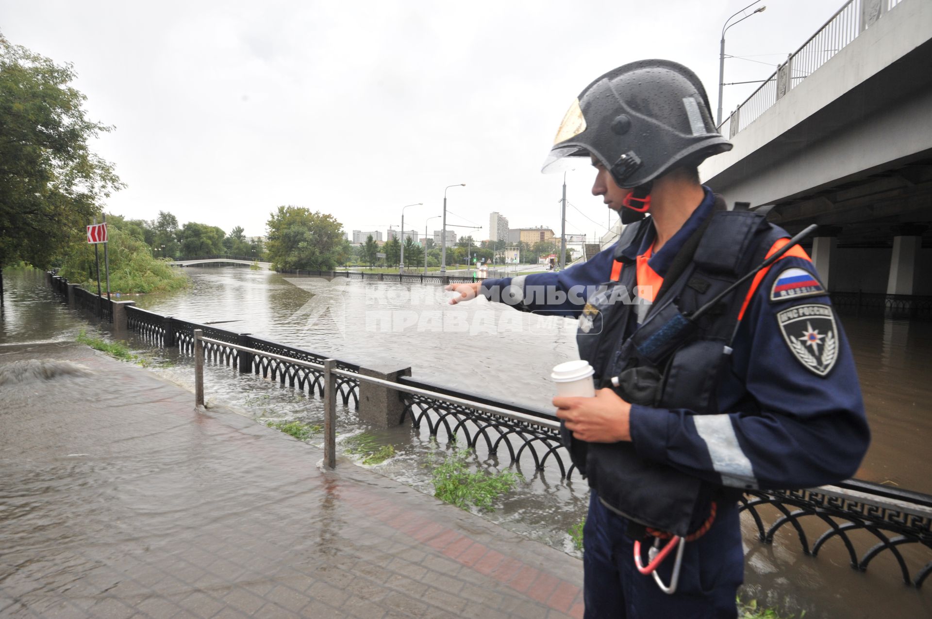 Москва. Сотрудник МЧС России у реки Яуза, где перекрыто автомобильное движение из-за разлива реки в районе Ростокино.