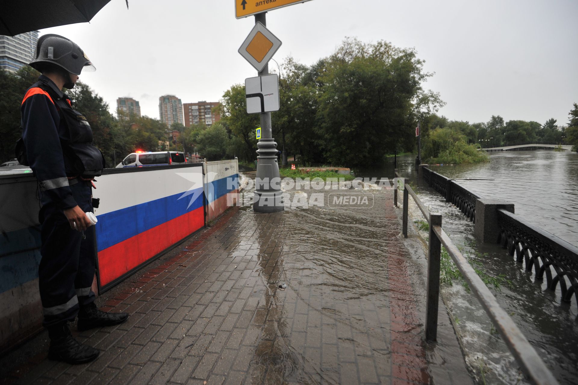 Москва. Сотрудник МЧС России у реки Яуза, где перекрыто автомобильное движение из-за разлива реки в районе Ростокино.