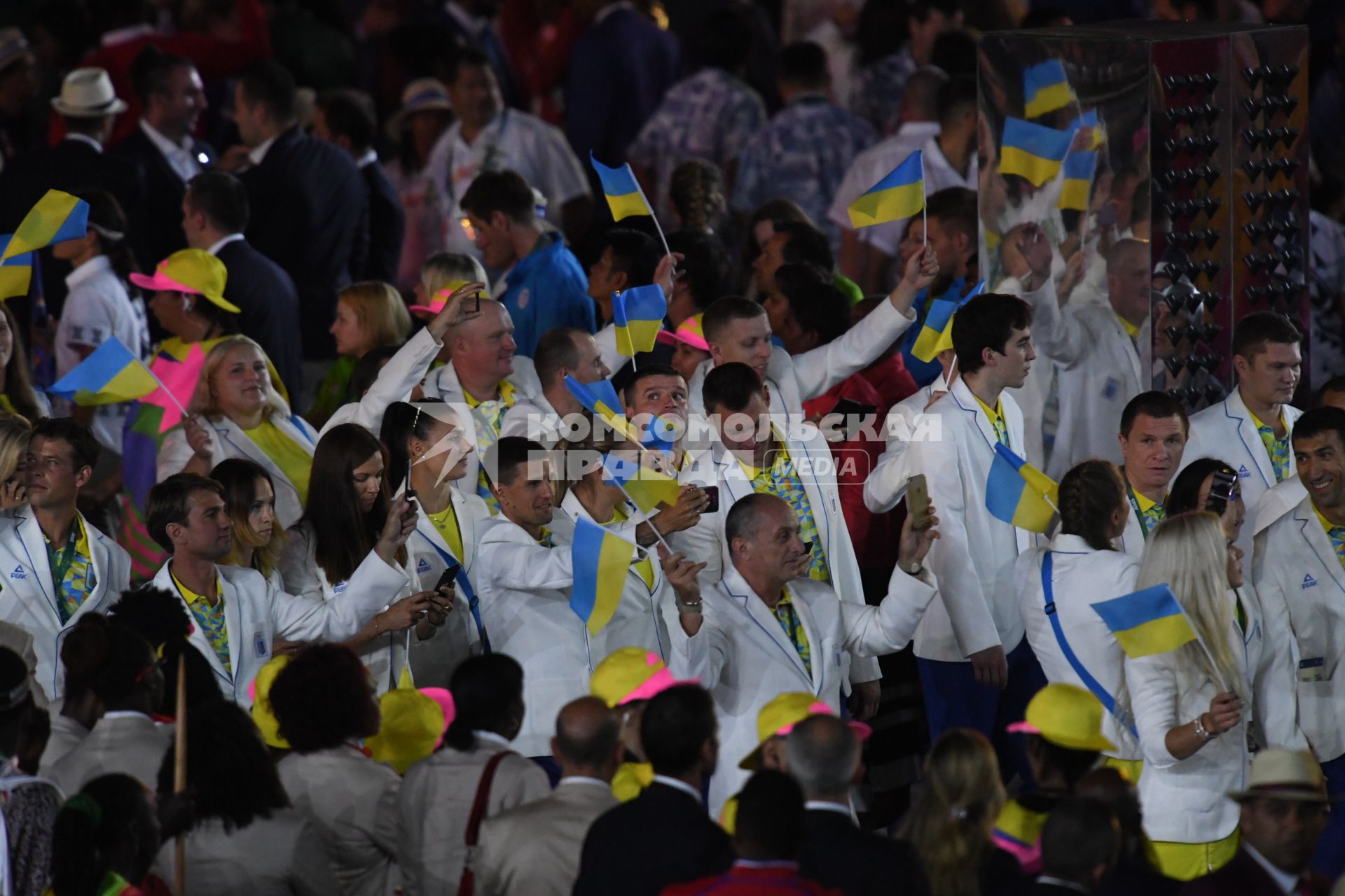 Бразилия, Рио-де-Жанейро. Представители Украины во время парада атлетов и членов национальных делегаций на церемонии открытия XXXI летних Олимпийских игр в Рио-де-Жанейро.