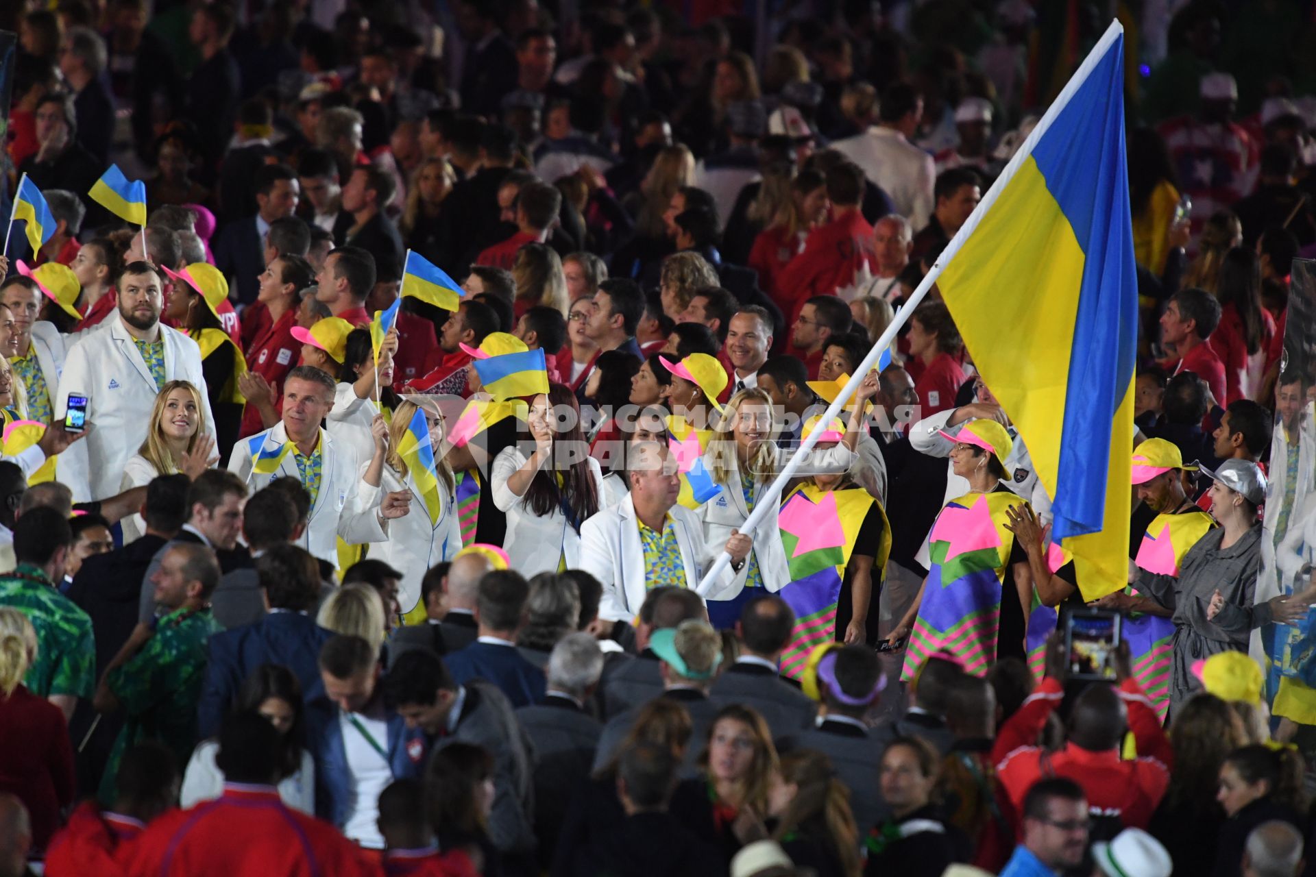 Бразилия, Рио-де-Жанейро. Представители Украины во время парада атлетов и членов национальных делегаций на церемонии открытия XXXI летних Олимпийских игр в Рио-де-Жанейро.