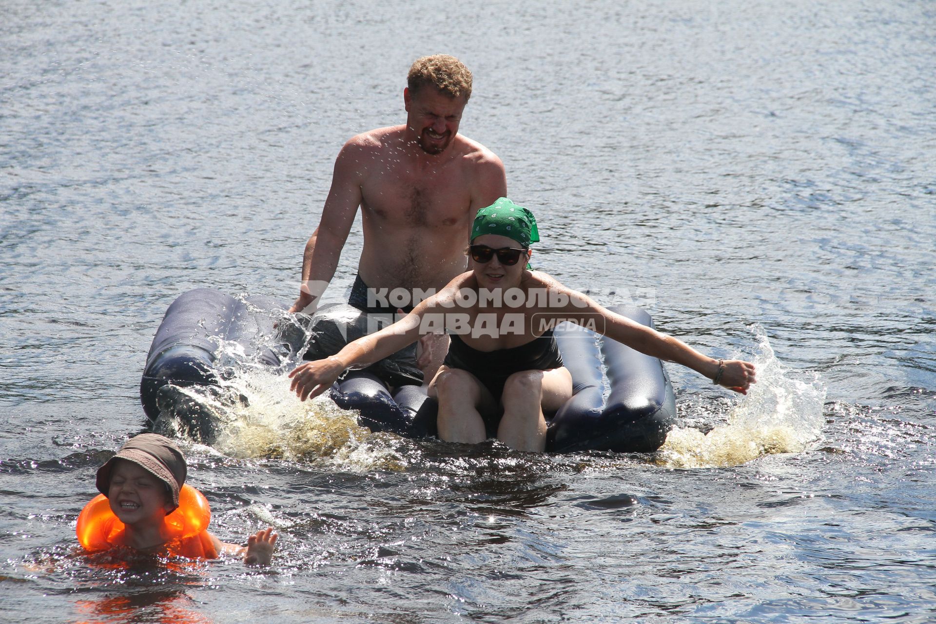 Нижний Новгород. Отдыхающие купаются в реке.