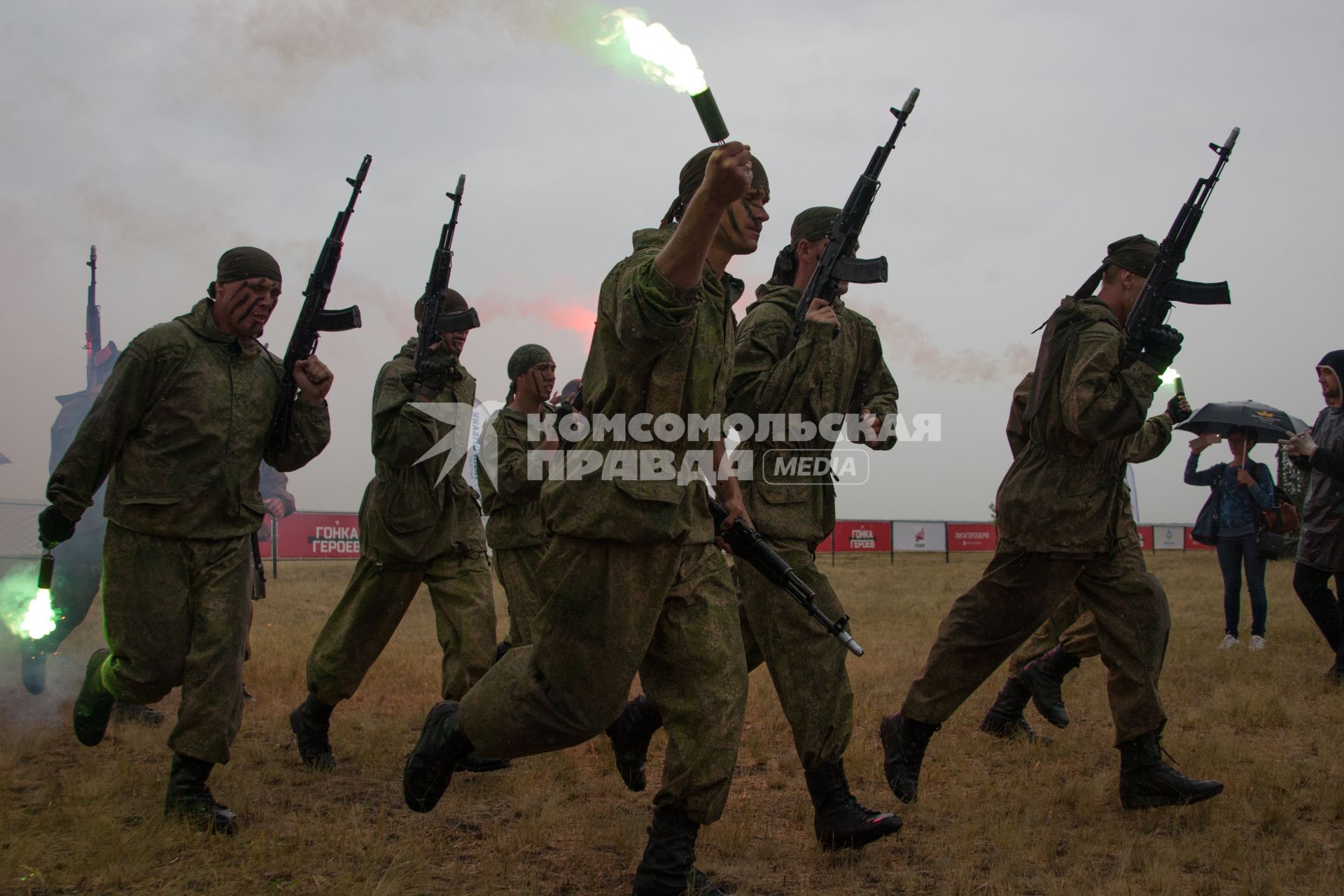 Самара. Военнослужащие во время показательных выступлений в рамках всероссийских военно-спортивных соревнований `Гонка героев`   на полигоне Рощинский.