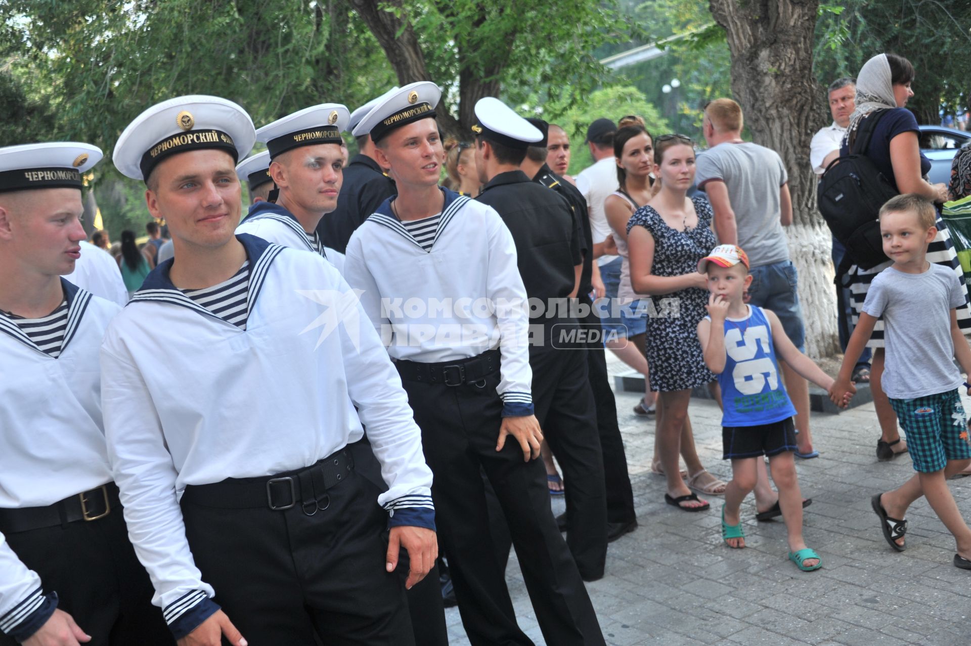 Крым, Севастополь. Моряки Черноморского флота на одной из улиц города.