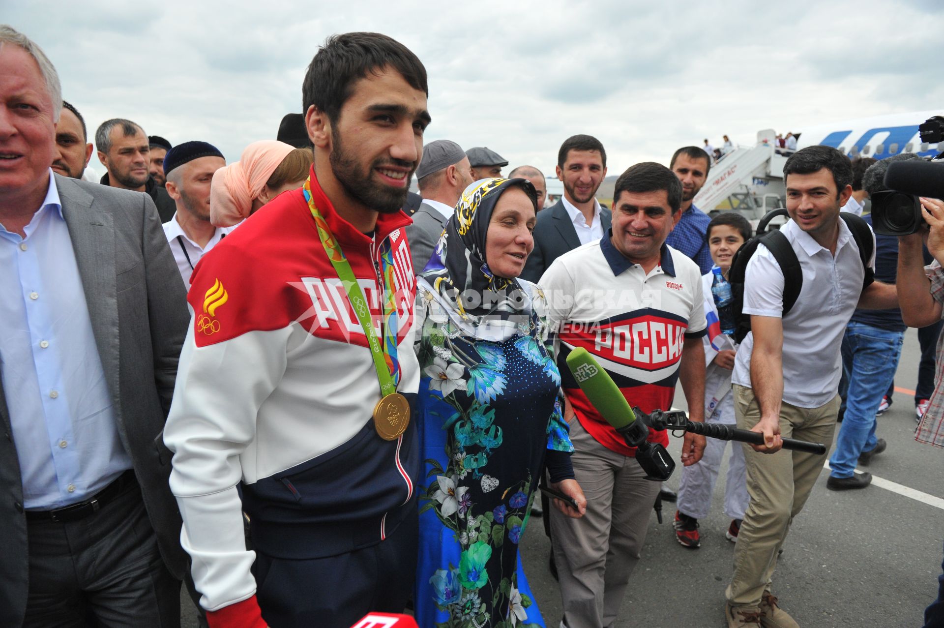 Ингушетия, Магас.  Российский дзюдоист Хасан Халмурзаев,  завоевавший золотую медаль на Олимпиаде в Рио-де-Жанейро, его мать и  тренер Юнус Оздоев (слева направо) во время встречи в аэропорту.