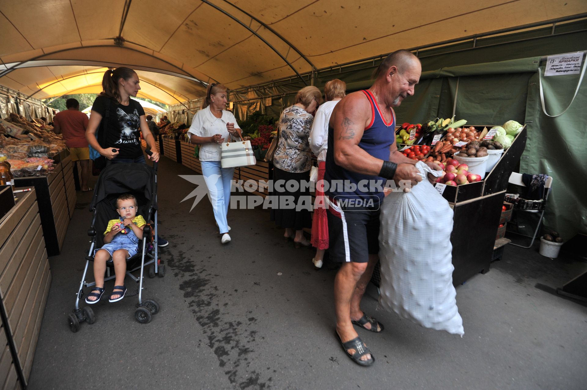 Москва. Торговля овощами и фруктами на ярмарке выходного дня.