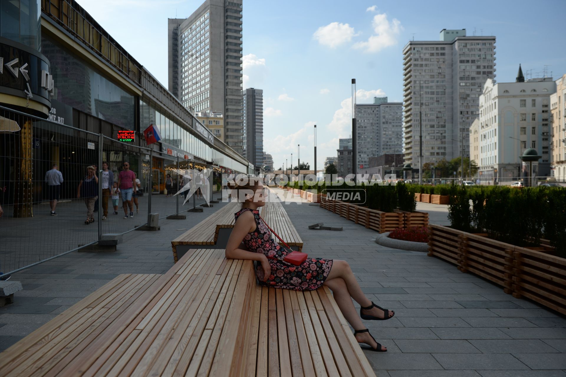 Москва.  На Новом Арбате установили лавочку длиной 300 метров.