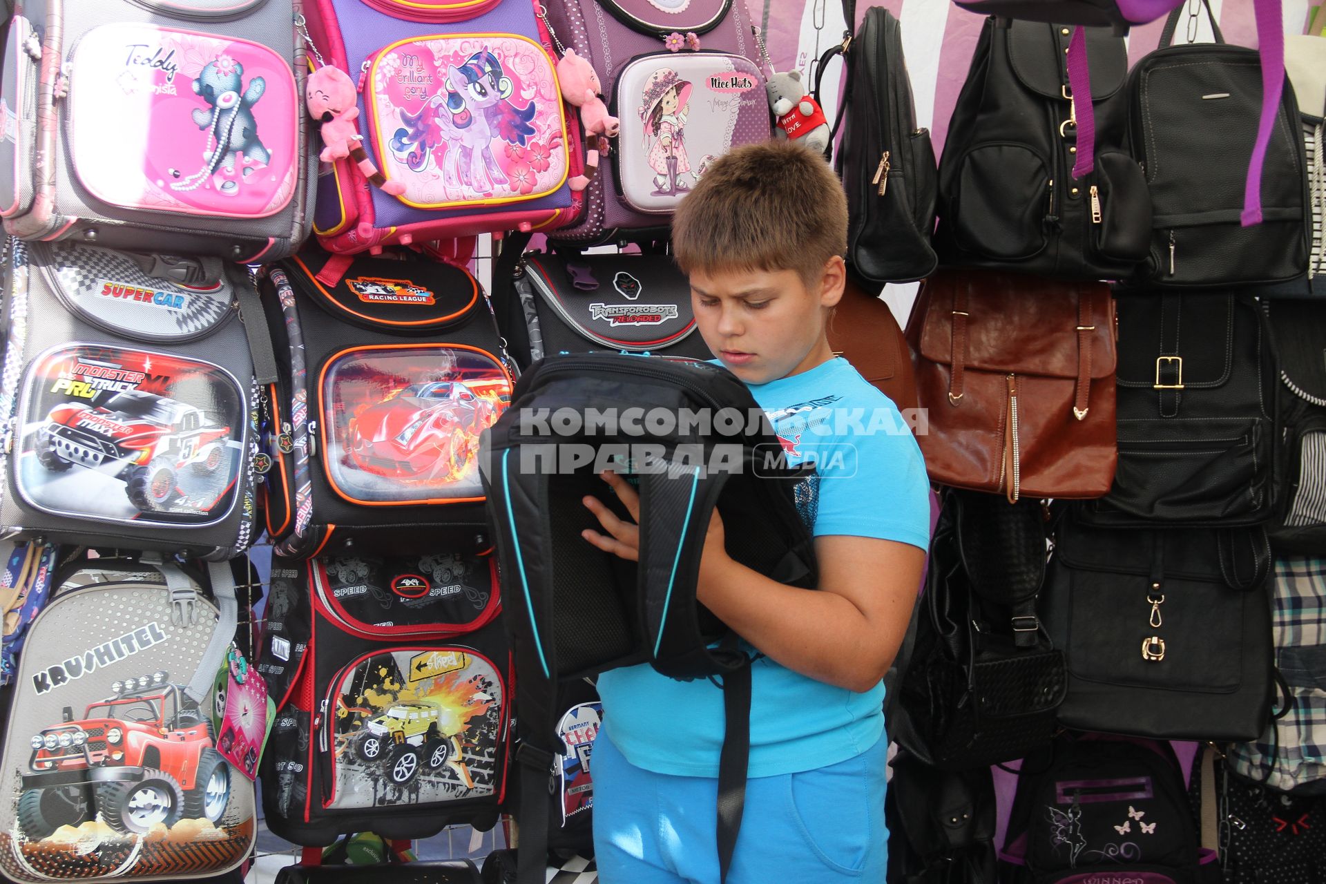 Нижний Новгород. Мальчик выбирает рюкзак.