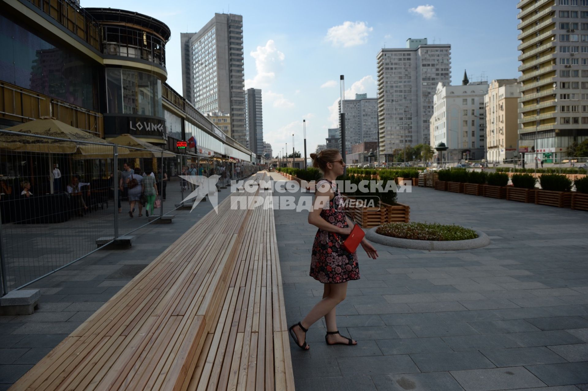 Москва.  На Новом Арбате установили лавочку длиной 300 метров.