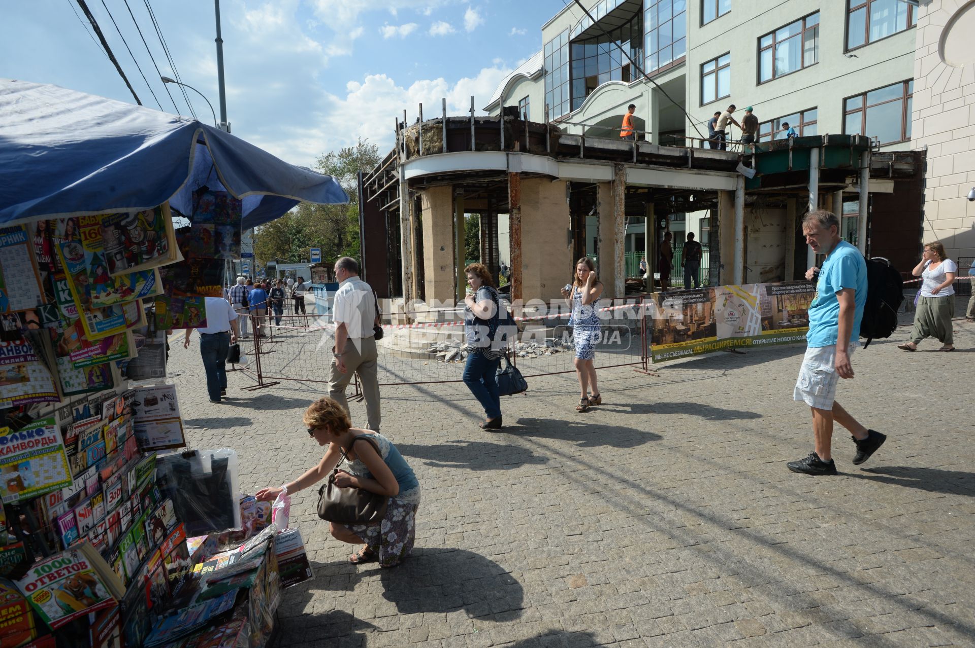 Москва.  Снос кафе `Хлеб насущный`  у  метро `Парк культуры`, признанного объектом самовольного строительства.