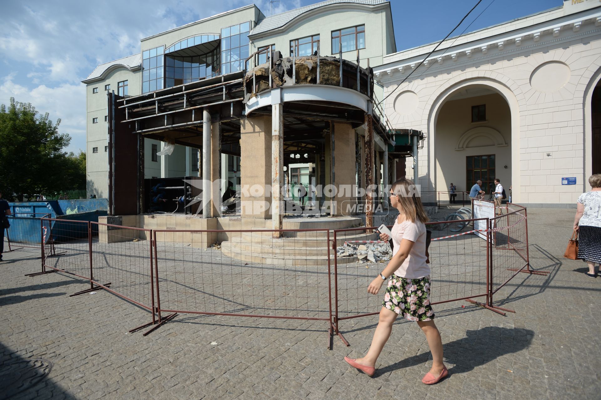 Москва.  Снос кафе `Хлеб насущный`  у  метро `Парк культуры`, признанного объектом самовольного строительства.