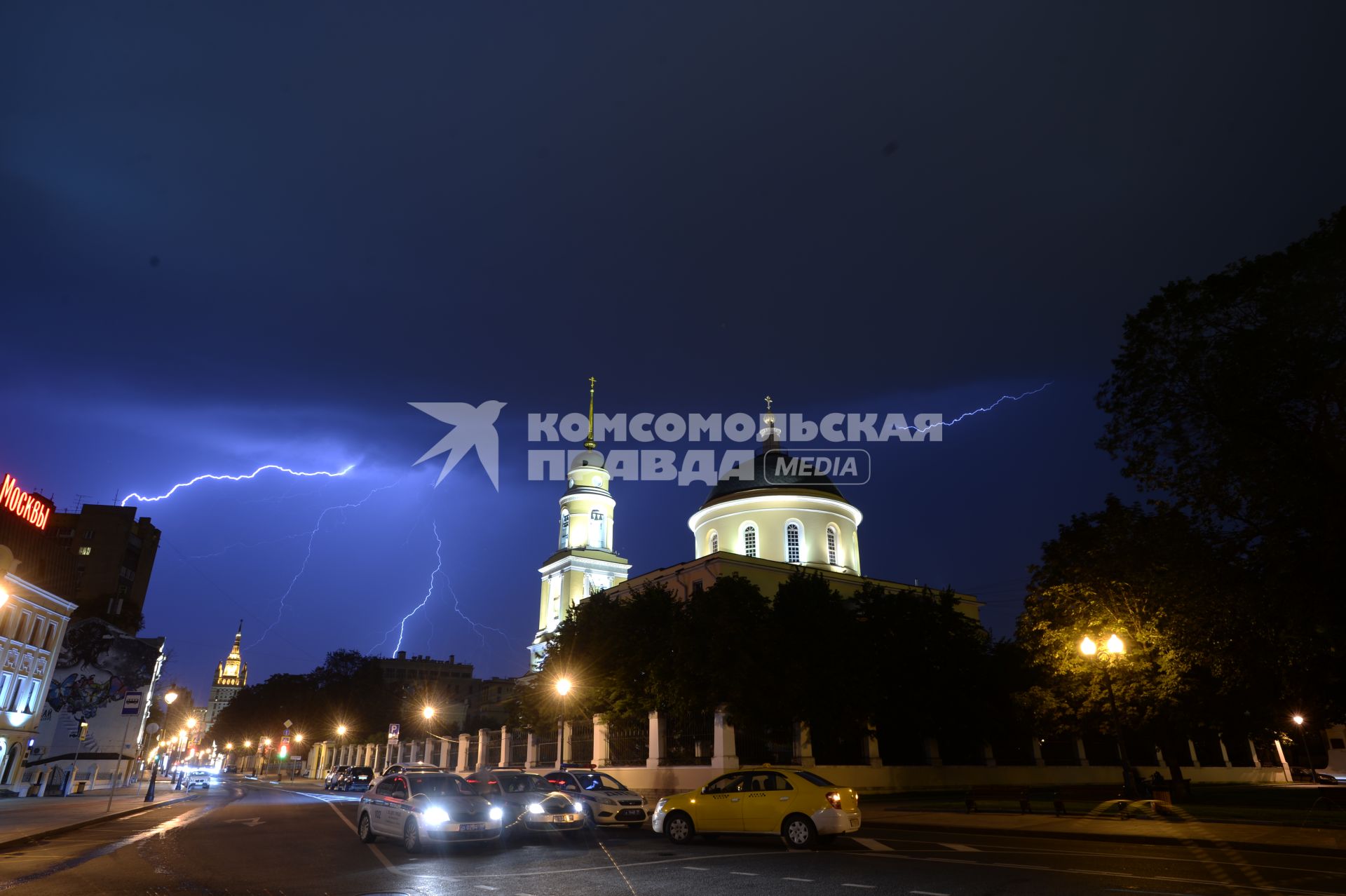 Москва.  Большая Никитская улица во время грозы.