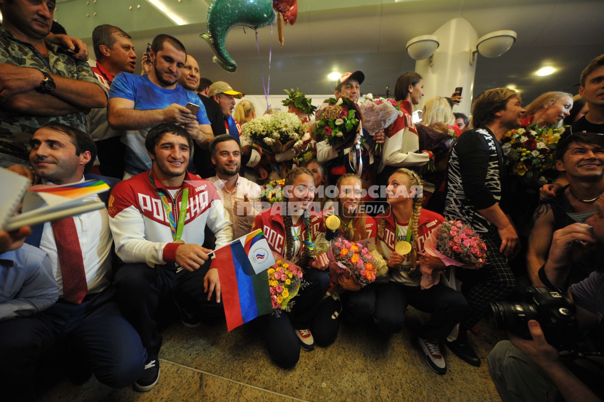 Москва. Спортсмены Олимпийской сборной России во время церемонии встречи чемпионов и призеров ХХХI  летних Олимпийских игр  Рио 2016  в аэропорту `Шереметьево`.
