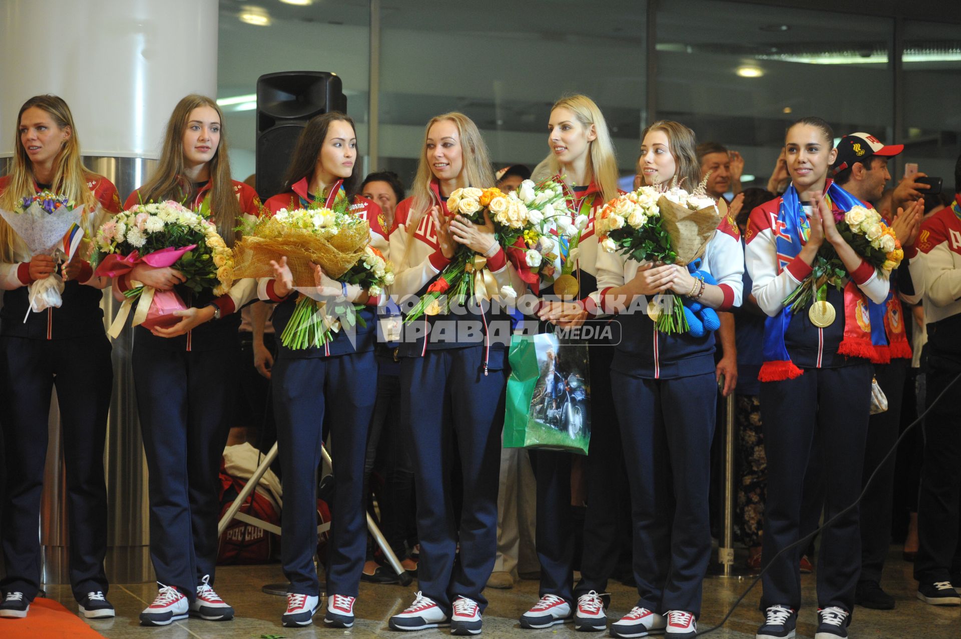 Москва.  Спортсменки   сборной России  , во время церемонии встречи чемпионов и призеров ХХХI  летних Олимпийских игр  Рио 2016  в аэропорту `Шереметьево`.