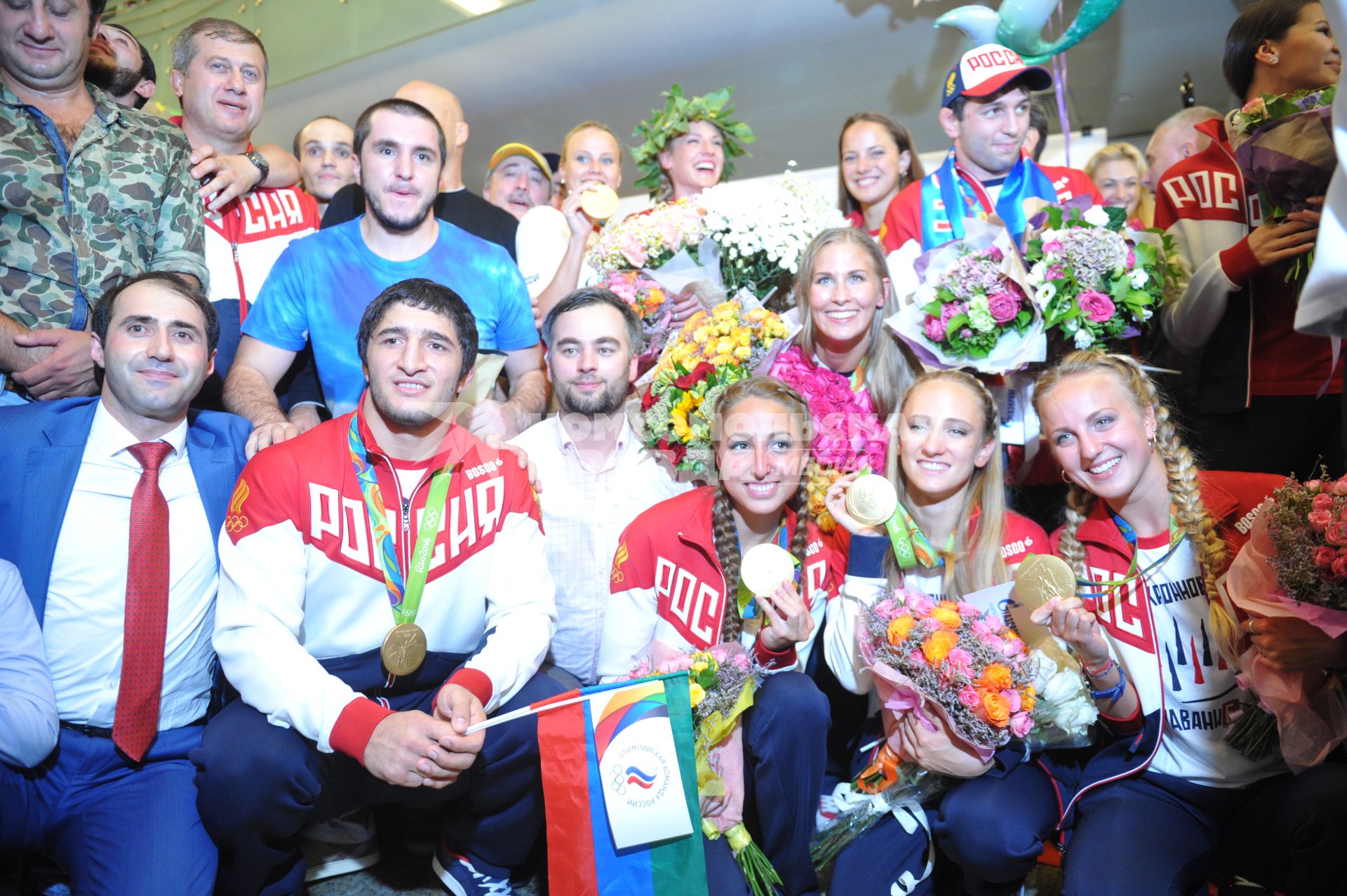Москва. Спортсмены Олимпийской сборной России во время церемонии встречи чемпионов и призеров ХХХI  летних Олимпийских игр  Рио 2016  в аэропорту `Шереметьево`.