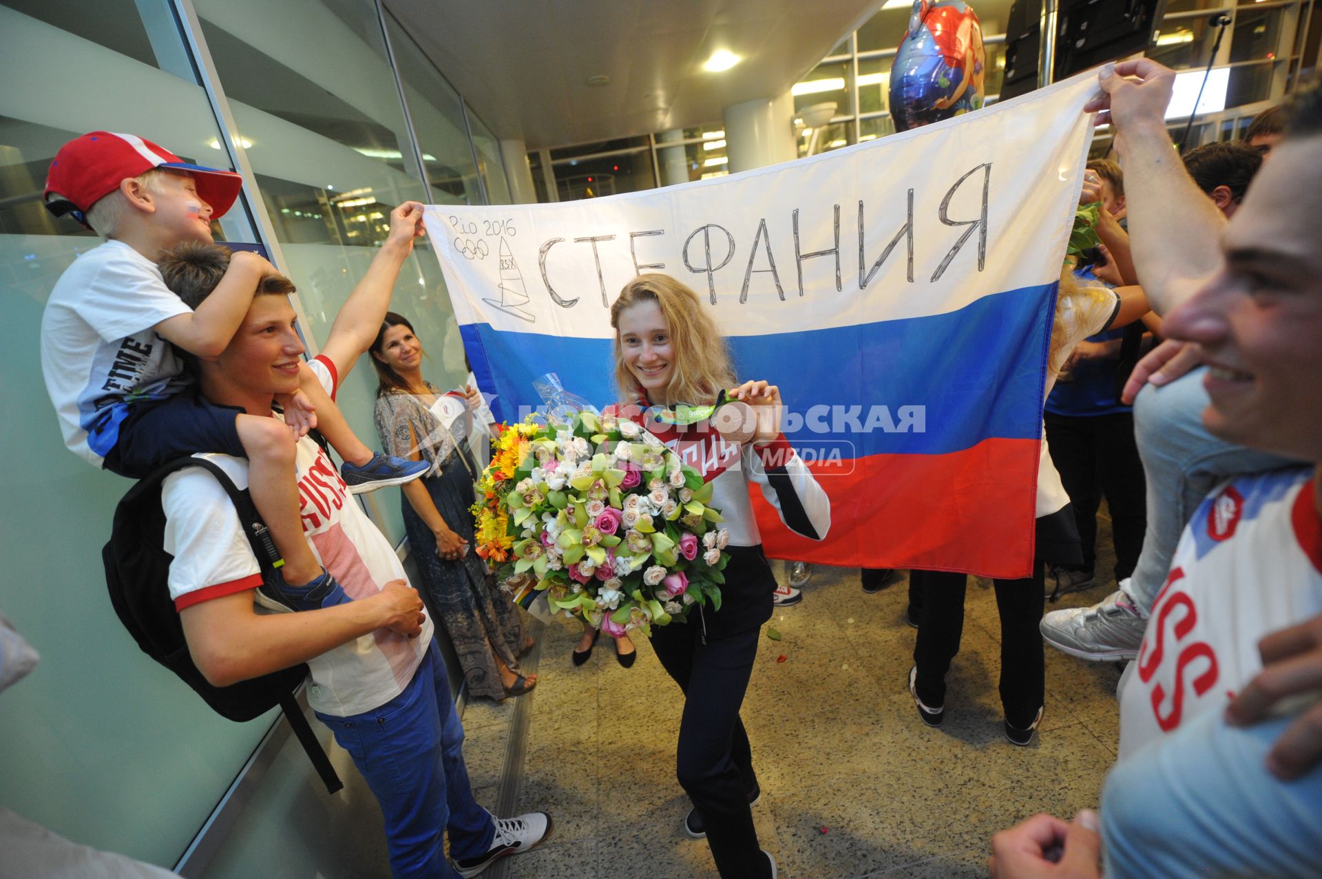 Москва. Стефания Елфутина  во время церемонии встречи чемпионов и призеров ХХХI  летних Олимпийских игр  Рио 2016  в аэропорту `Шереметьево`.