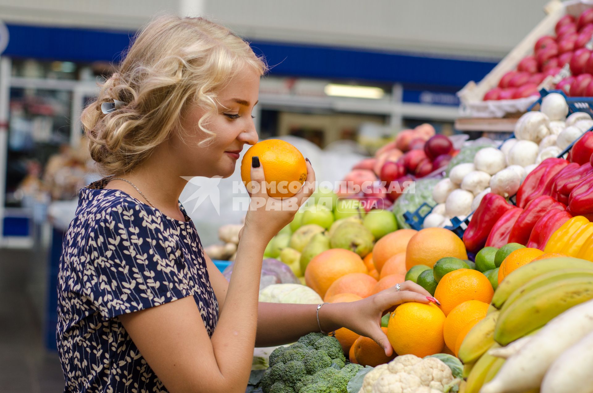 Самара.  Девушка выбирает фрукты на рынке.