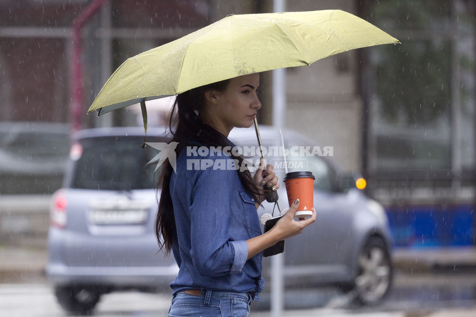 Иркутск. Девушка во время дождя на одной из улиц города.