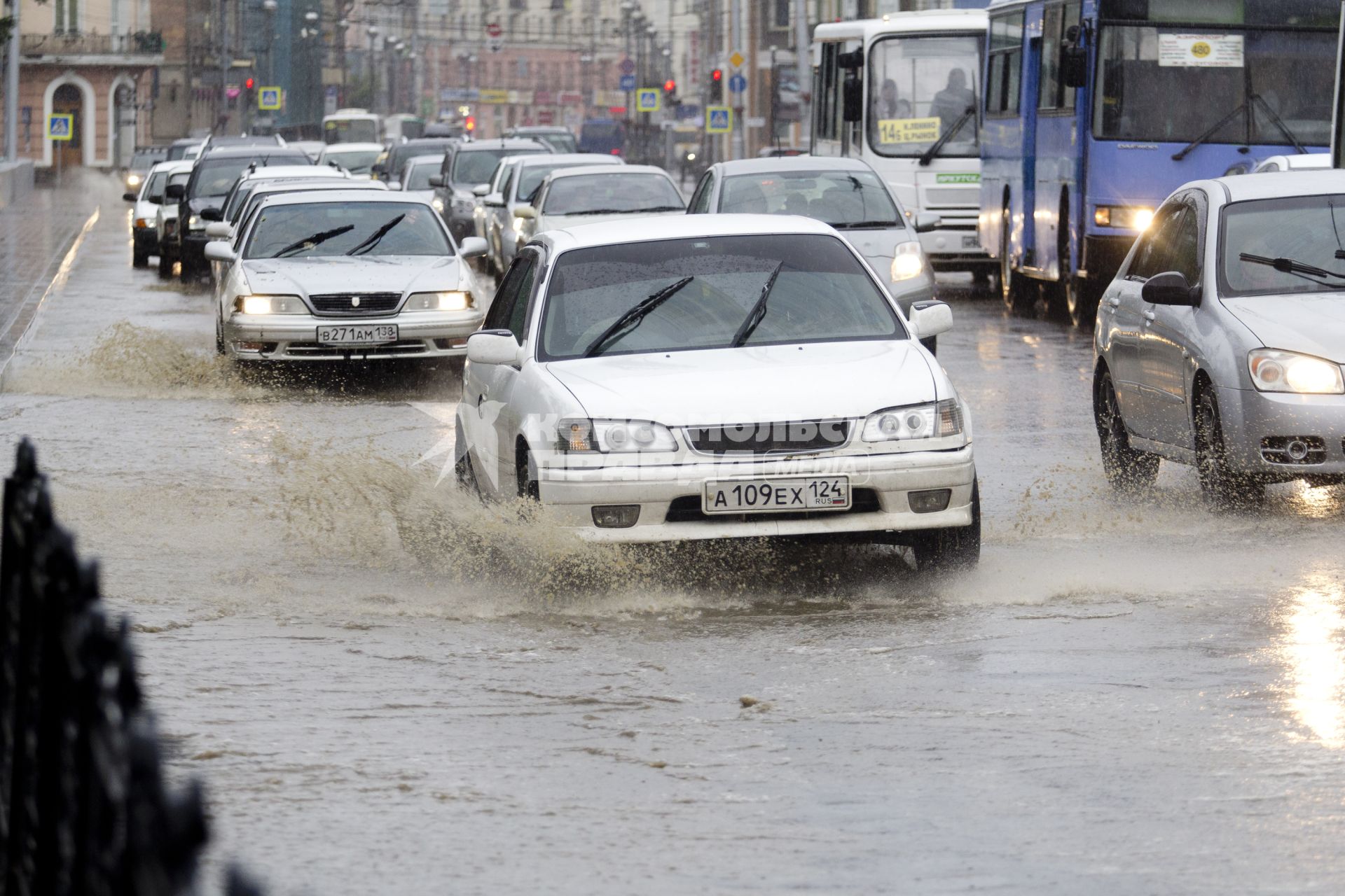 Иркутск. Автомобили на подтопленной проливным дождем улице.