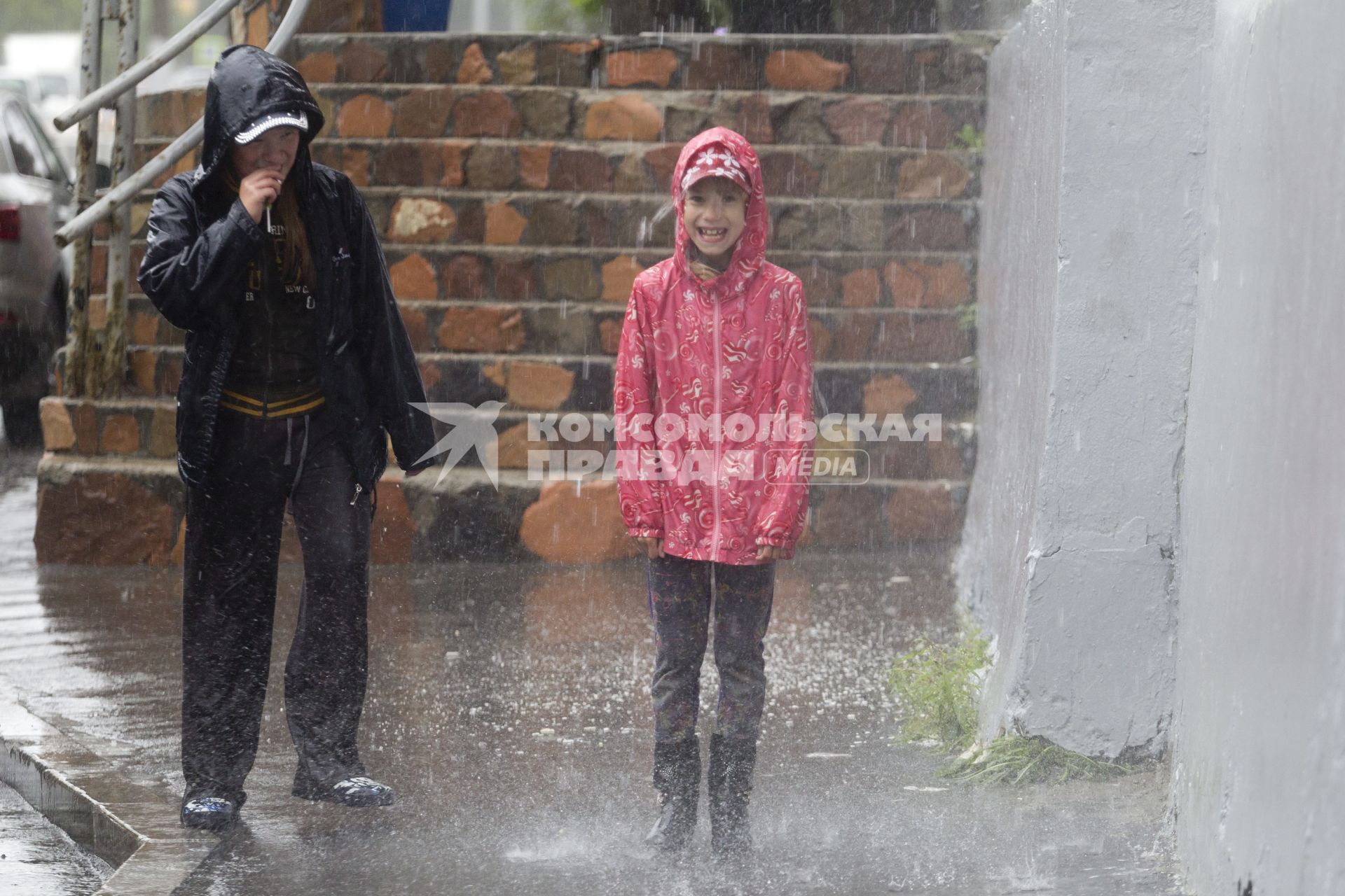 Иркутск. Дети гуляют под дождем.
