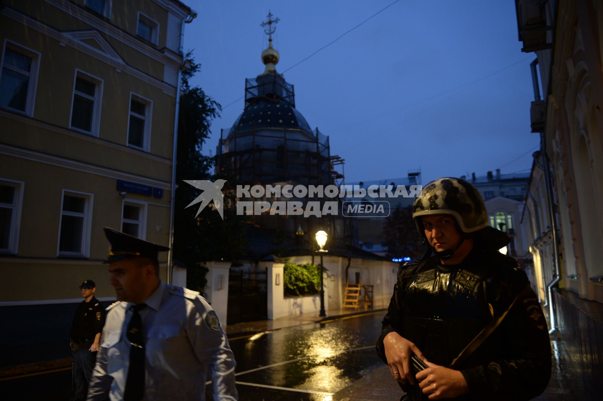 Москва.  Сотрудники полиции у отделения `Ситибанка` на Большой Никитской улице, где разорившийся предприниматель Арам Петросян угрожает устроить взрыв.