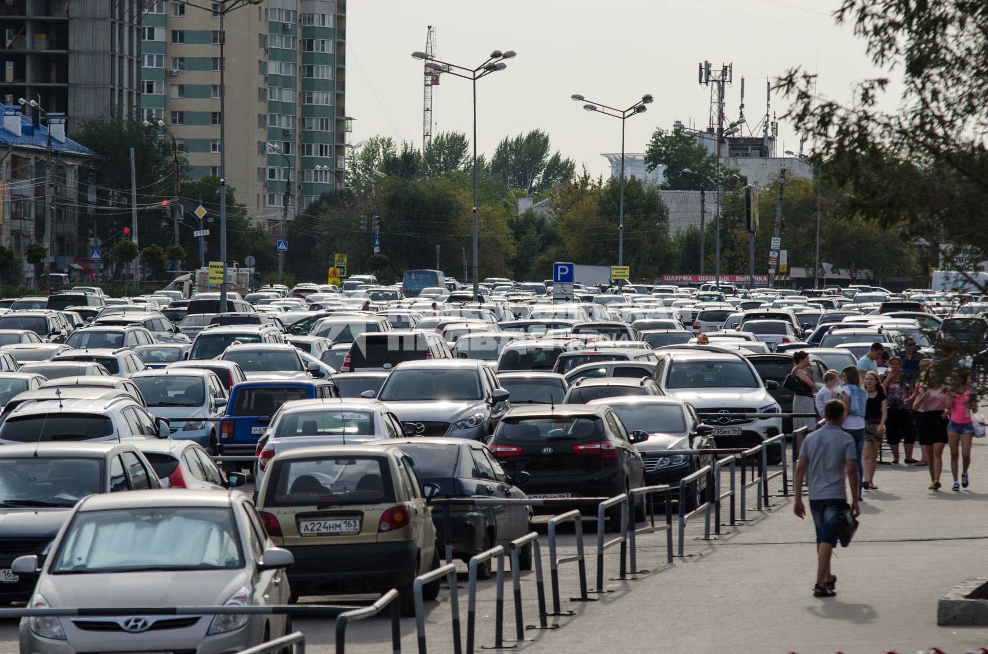 Самара. Автомобильное движение на одной из улиц города.