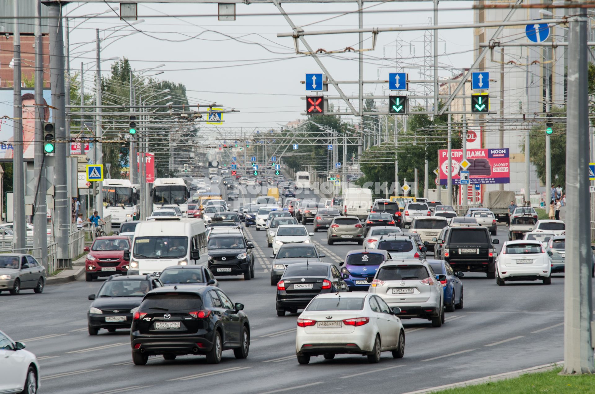 Самара. Автомобильное движение на одной из улиц города.