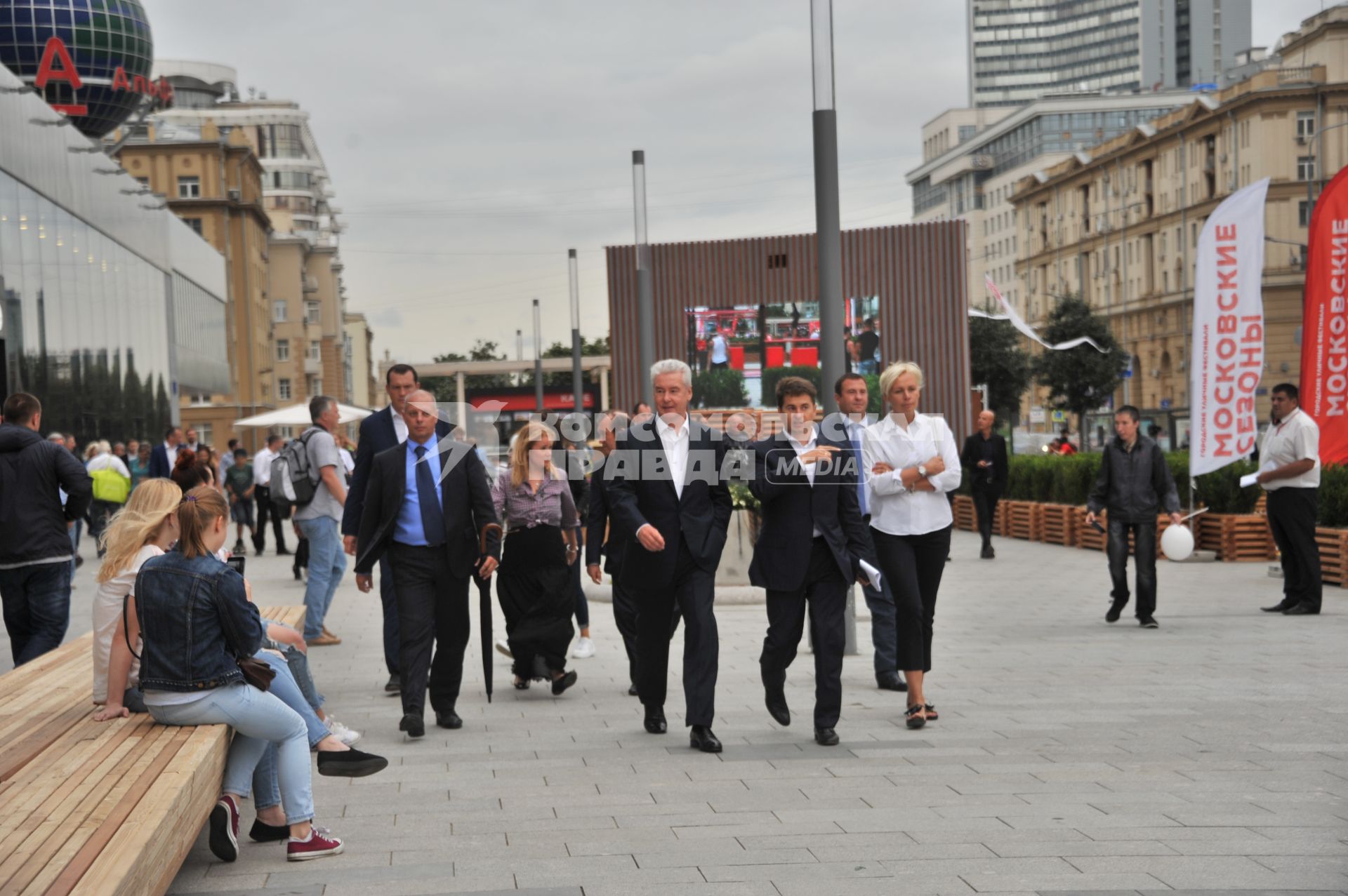 Москва. Мэр Москвы Сергей Собянин (в центре) и руководитель департамента торговли и услуг города Москвы Алексей Немерюк  (второй справа) на открытии фестиваля `Снова в школу` на  Новом Арбате.