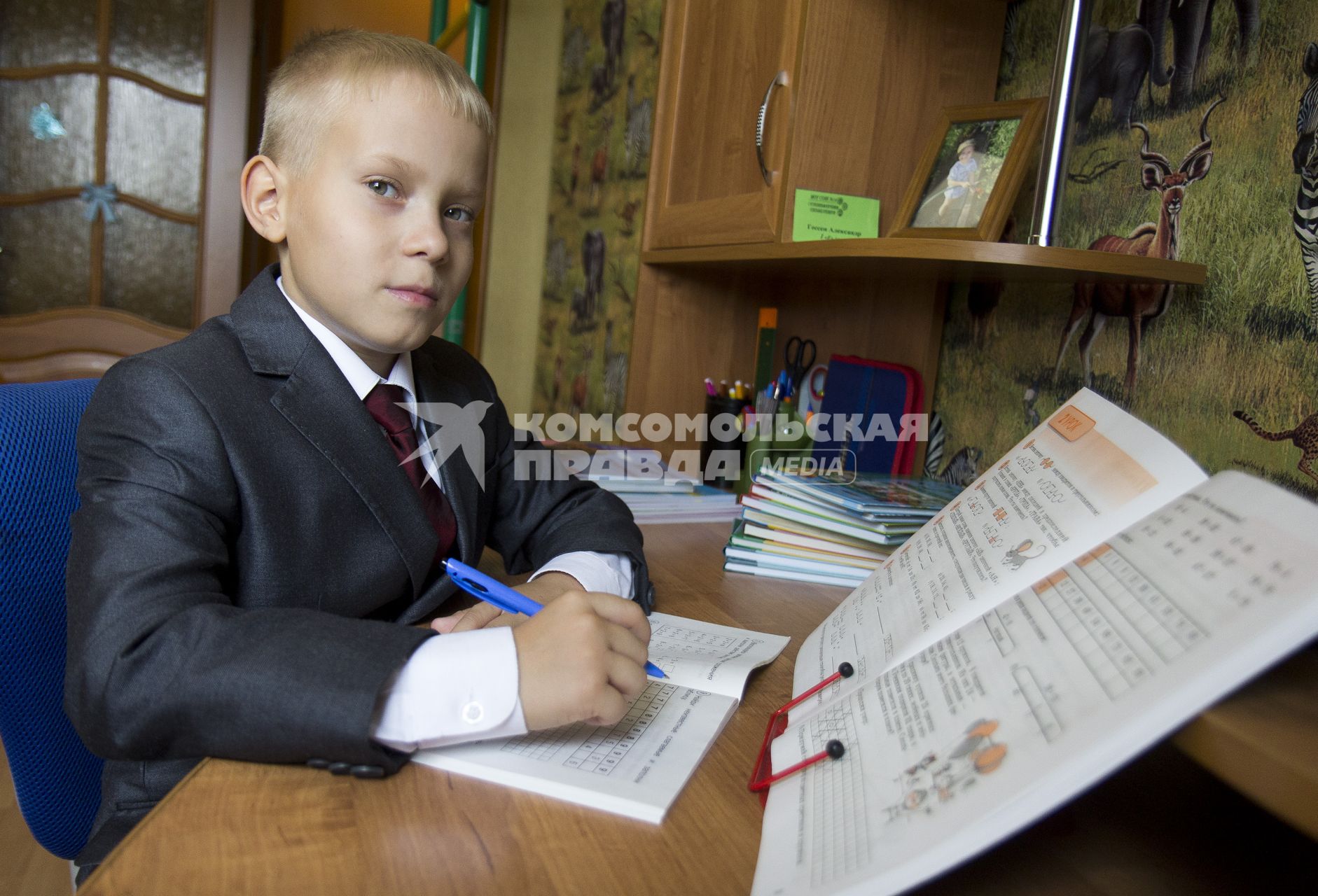 Иркутск. Первоклассник делает домашнее задание.