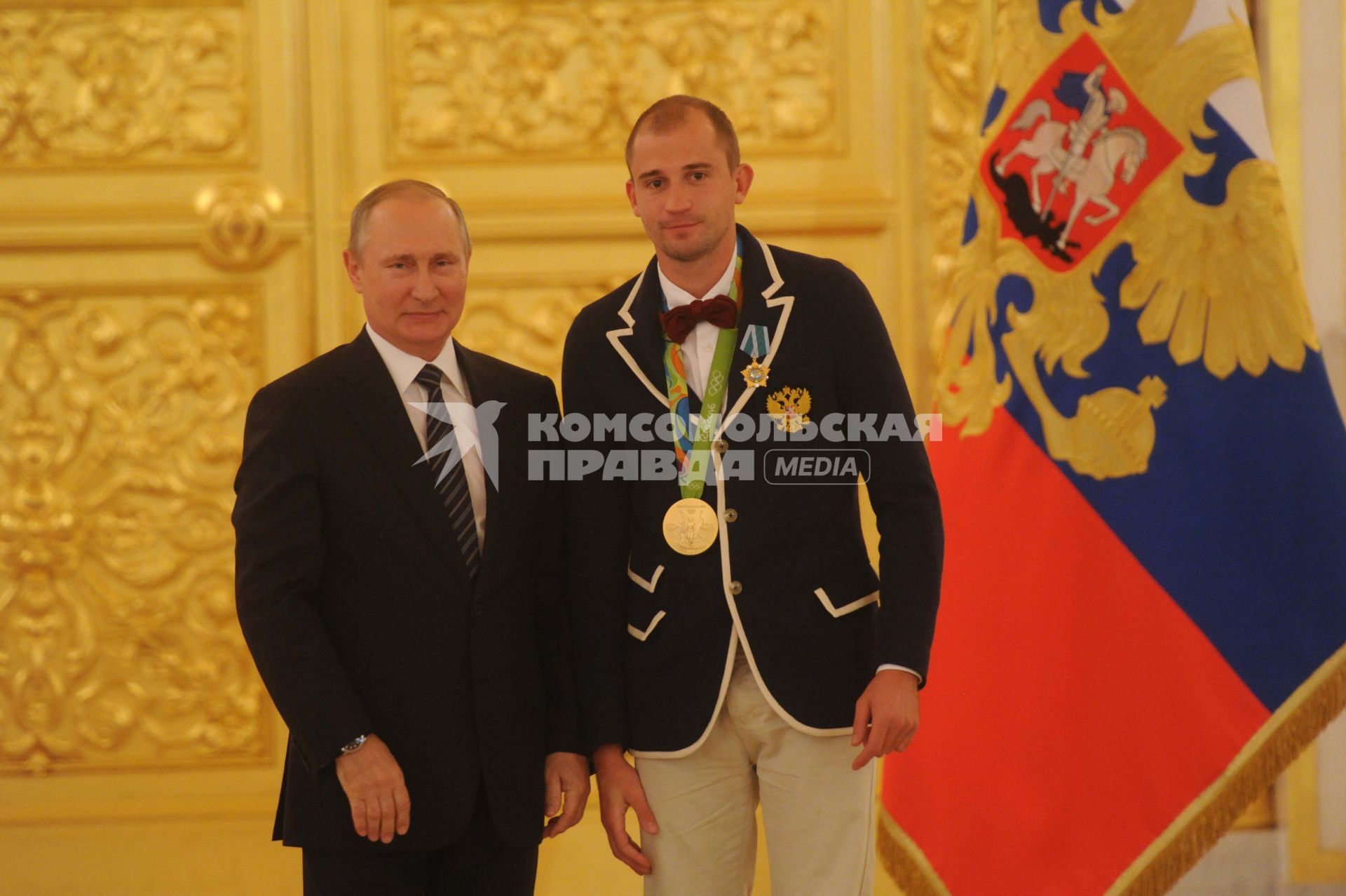 Москва.  Президент РФ Владимир Путин  и олимпийский чемпион по современному пятиборью Александр Лесун (справа)  на церемонии вручения государственных наград победителям и призерам Олимпийских игр  2016 в Рио-де-Жанейро в Большом Кремлевском дворце.