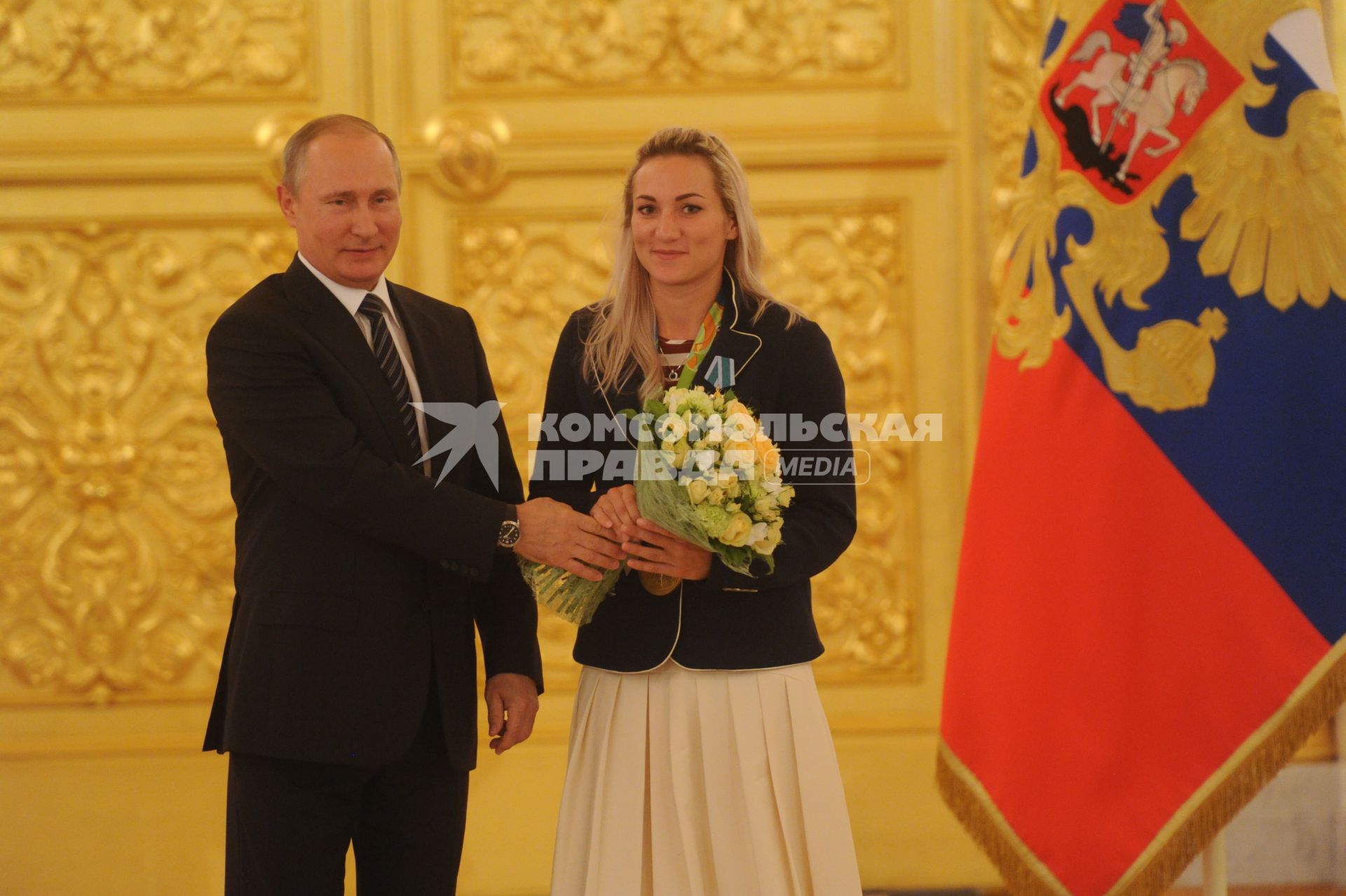 Москва.  Президент РФ Владимир Путин  и олимпийская чемпионка по гандболу Полина Кузнецова  на церемонии вручения государственных наград победителям и призерам Олимпийских игр  2016 в Рио-де-Жанейро в Большом Кремлевском дворце.