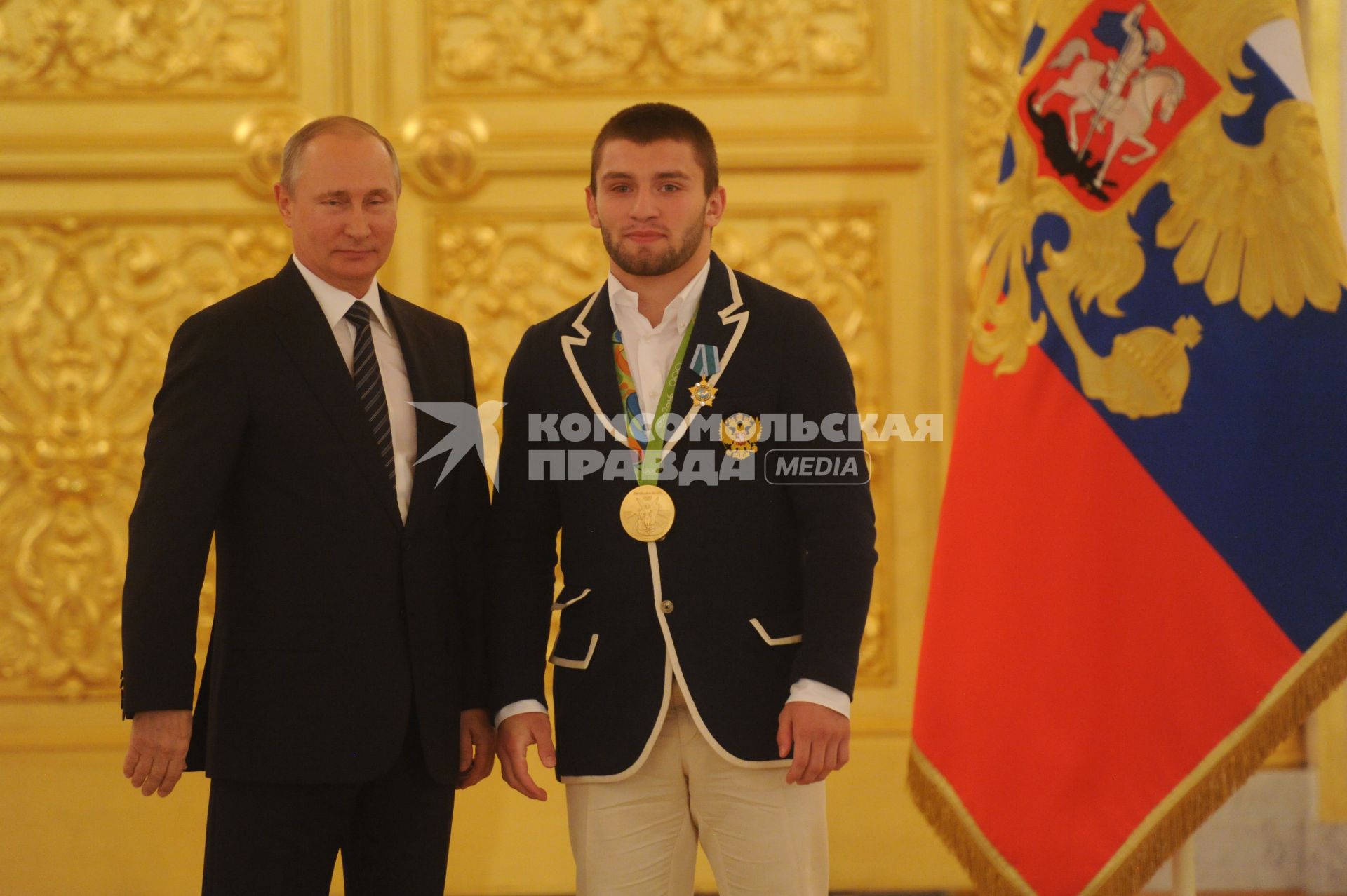 Москва.  Президент РФ Владимир Путин и олимпийский чемпион по греко-римской борьбе Давид Чакветадзе (справа) на церемонии вручения государственных наград победителям и призерам Олимпийских игр  2016 в Рио-де-Жанейро в Большом Кремлевском дворце.