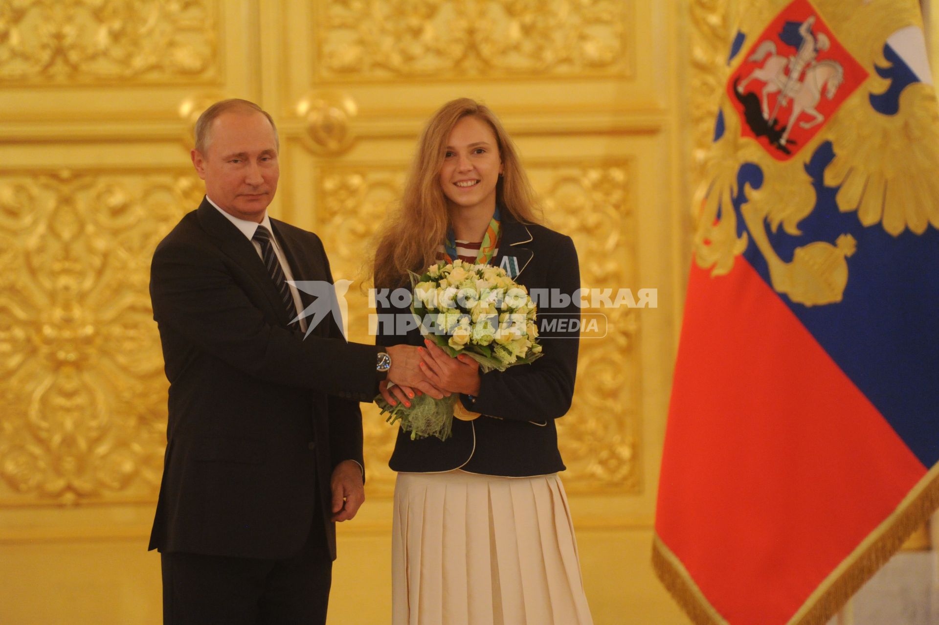 Москва.  Президент РФ Владимир Путин и  олимпийская чемпионка по синхронному плаванию Светлана Колесниченко на церемонии вручения государственных наград победителям и призерам Олимпийских игр  2016 в Рио-де-Жанейро в Большом Кремлевском дворце.