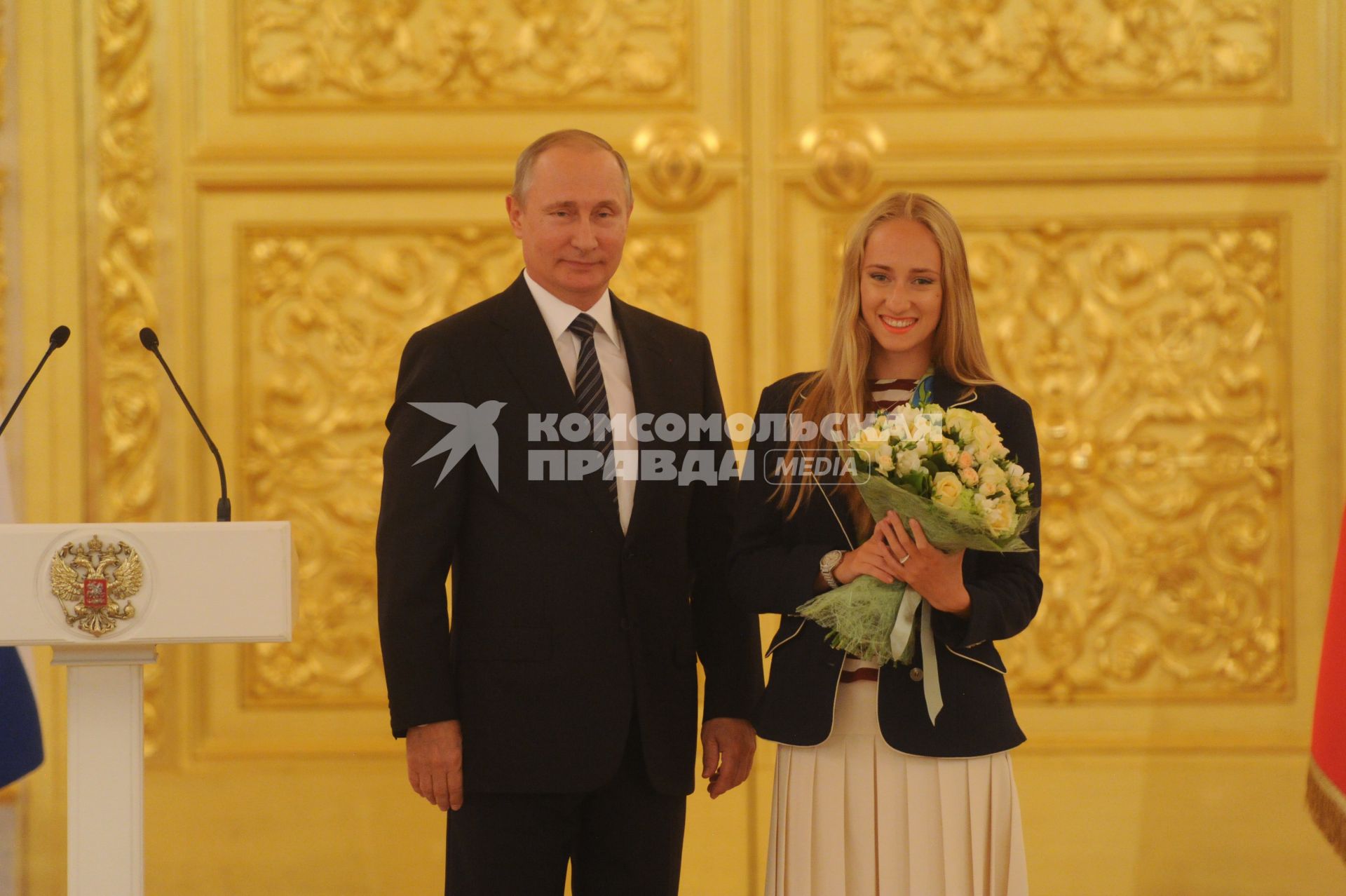 Москва.  Президент РФ Владимир Путин  и олимпийская чемпионка по синхронному плаванию Влада Чигирева на церемонии вручения государственных наград победителям и призерам Олимпийских игр  2016 в Рио-де-Жанейро в Большом Кремлевском дворце.