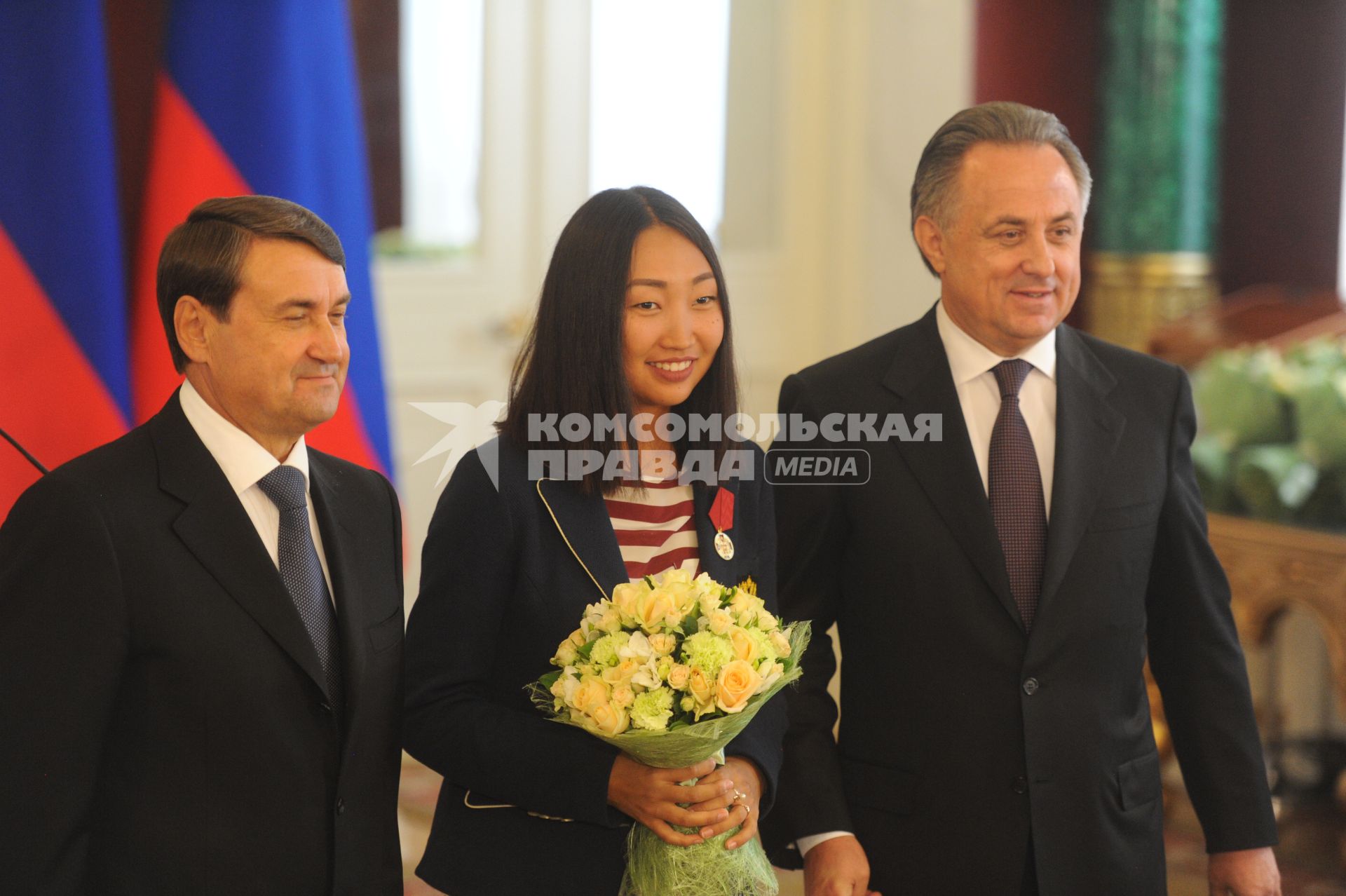 Москва.  Вице-президент Олимпийского комитета России (ОКР), помощник президента РФ Игорь Левитин,  серебряный призер по стрельбе из лука Инна Степанова  и министр спорта РФ Виталий Мутко (слева направо) на церемонии вручения государственных наград победителям и призерам Олимпийских игр  2016 в Рио-де-Жанейро в Большом Кремлевском дворце.