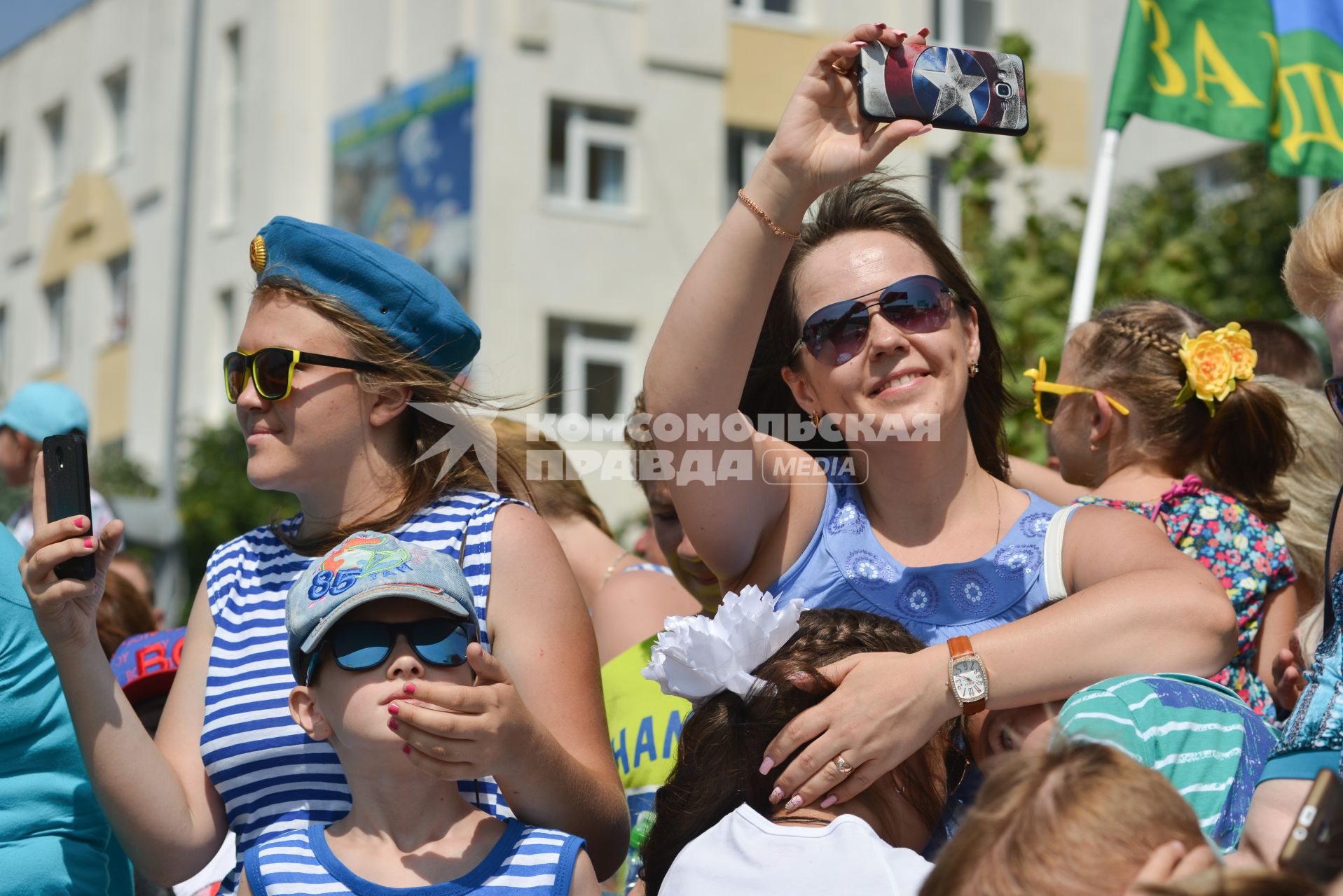 Ставрополь.  Дети  и взрослые  наблюдают за торжественным  парадом  в честь празднования Дня Воздушно-десантных войск.