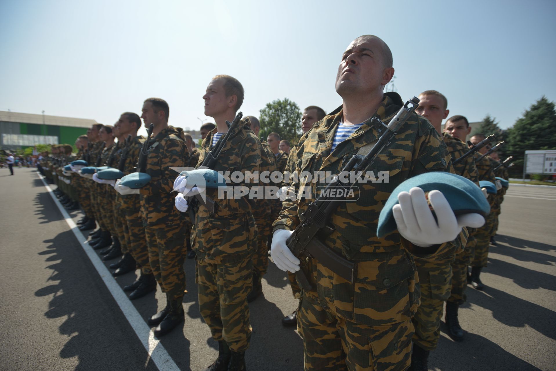 Ставрополь. Парадом и показательными выступлениями  отметил  свой профессиональный праздник 247-й гвардейский  десантно-штурмовой Кавказский  казачий о полк .