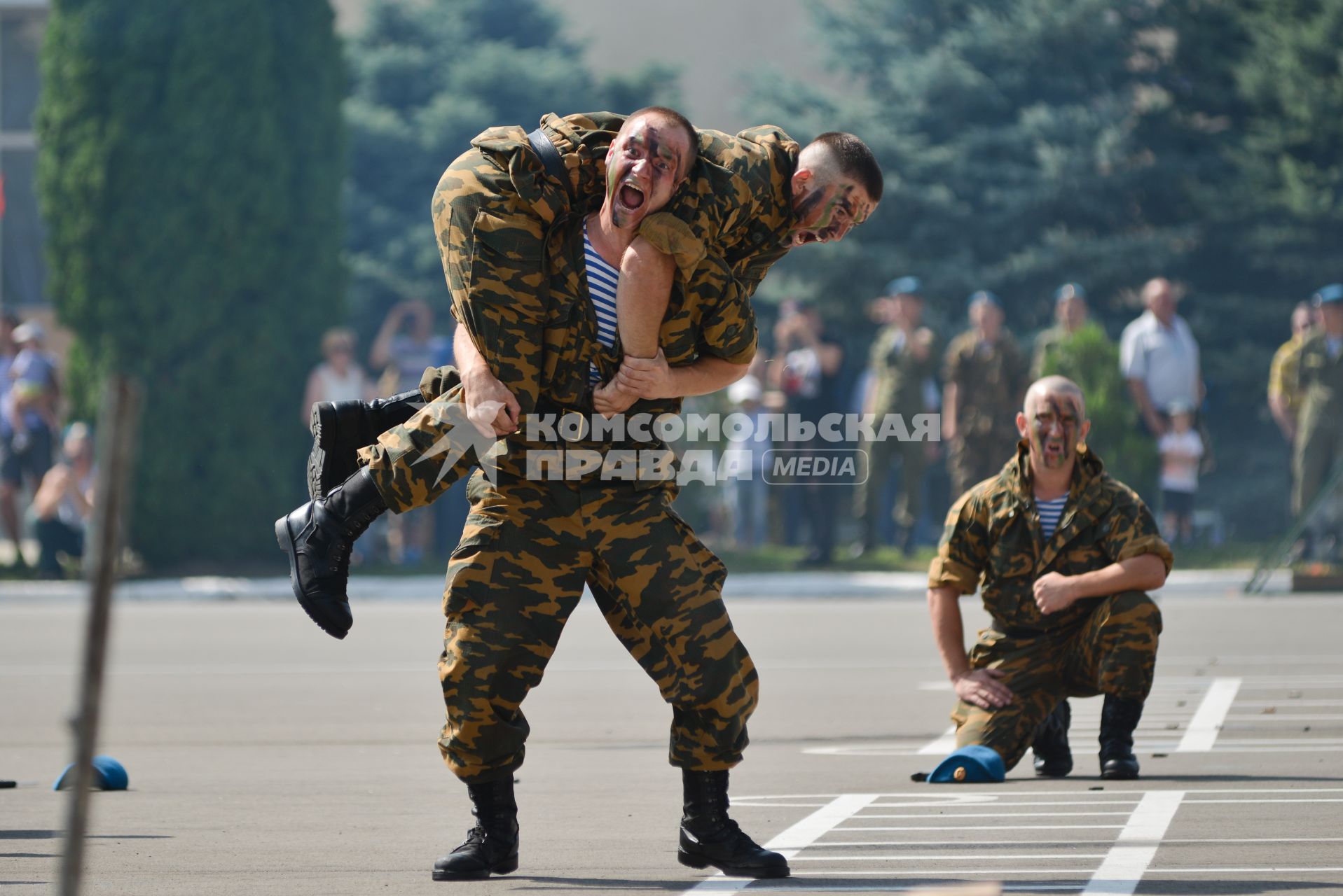 Ставрополь. Парадом и показательными выступлениями  отметил  свой профессиональный праздник 247-й гвардейский  десантно-штурмовой Кавказский  казачий о полк .