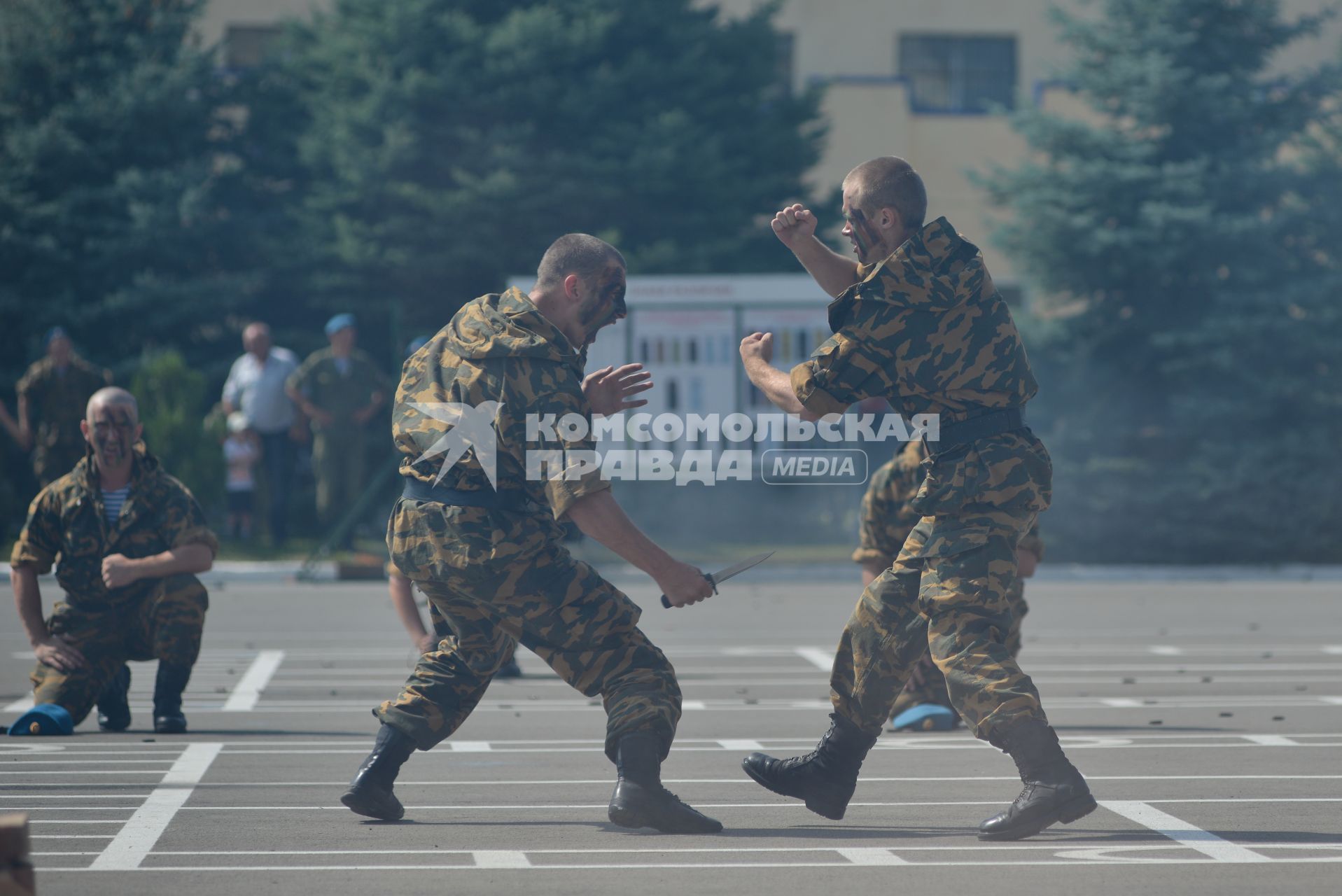 Ставрополь. Парадом и показательными выступлениями  отметил  свой профессиональный праздник 247-й гвардейский  десантно-штурмовой Кавказский  казачий о полк .