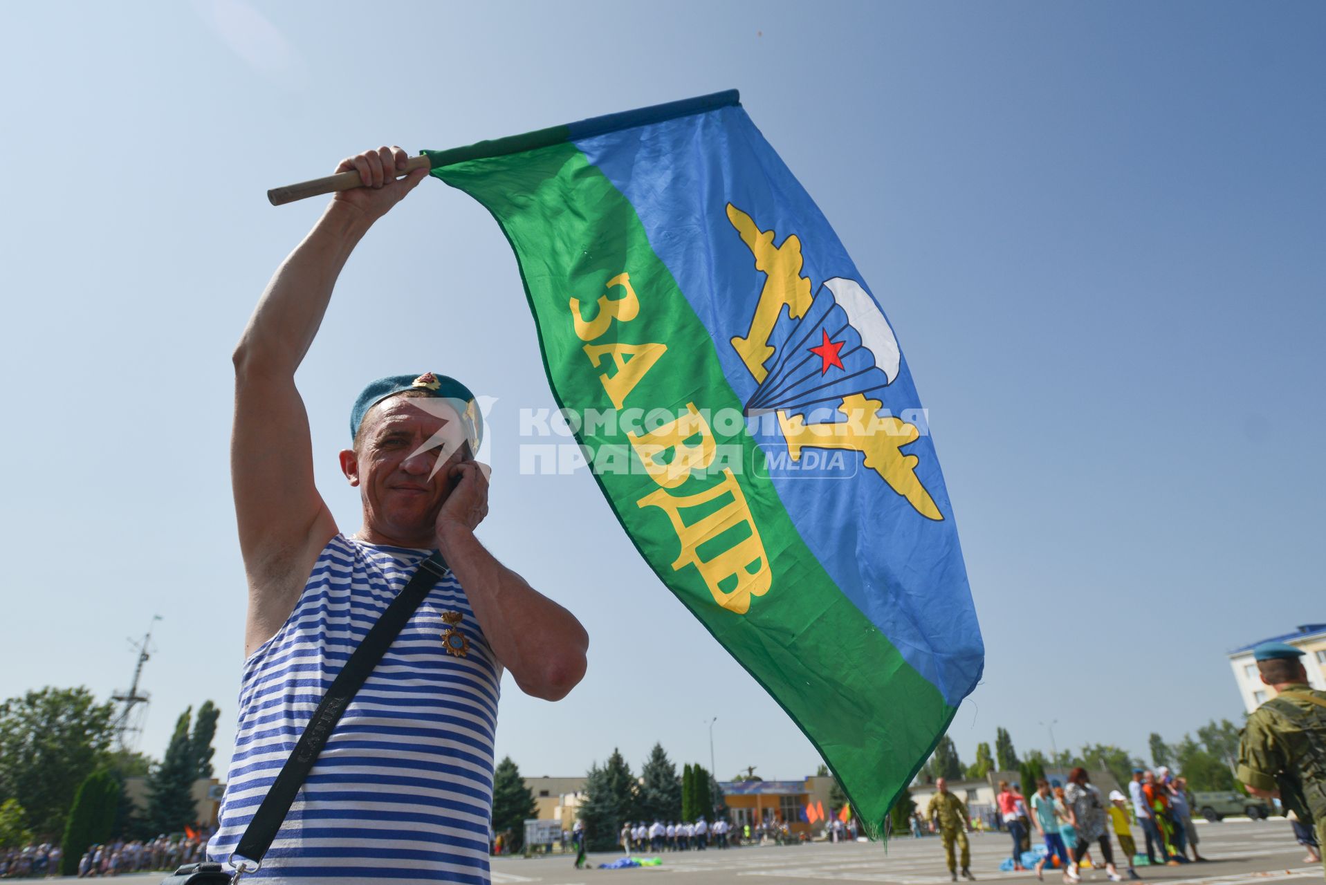 Ставрополь.  Зрители на торжественном параде  в честь празднования Дня Воздушно-десантных войск.