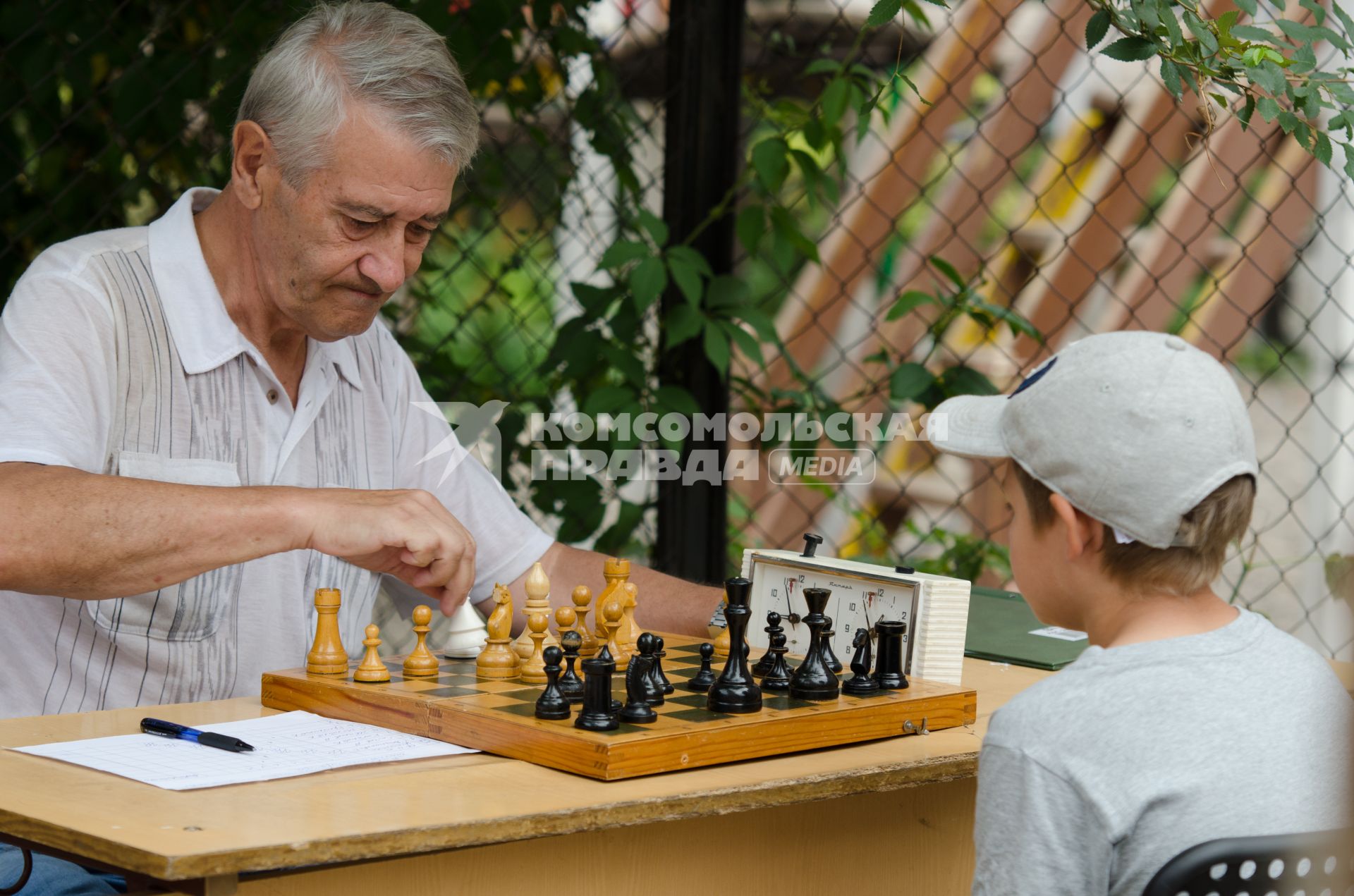 Самара. Мальчикик играет в шахматы.