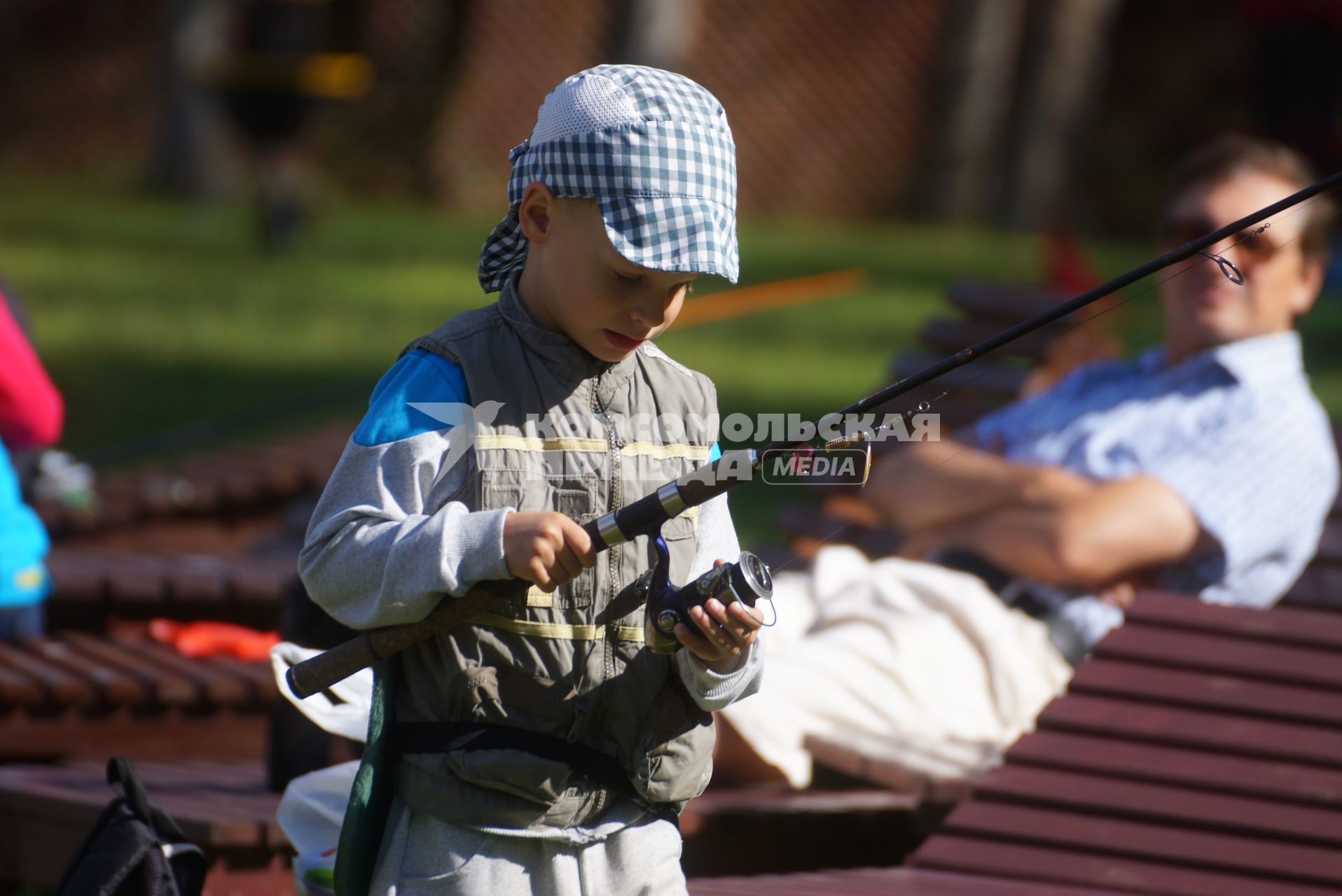 Екатеринбург. Ребенок с удочкой на фестивале семейной рыбалки