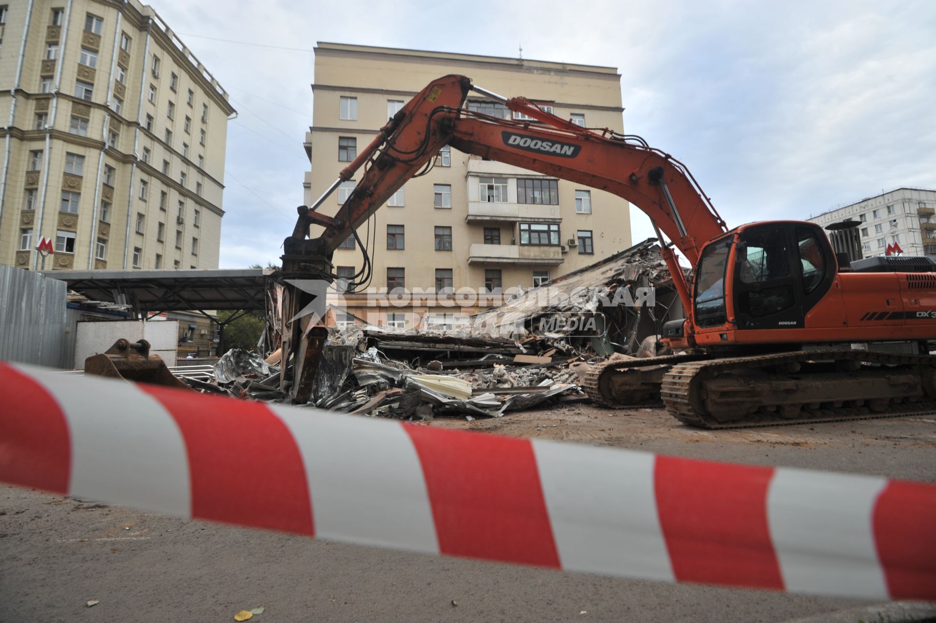 Москва. Снос кафе `Шоколадница` у метро `Дмитровская`, признанного объектом самовольного строительства.