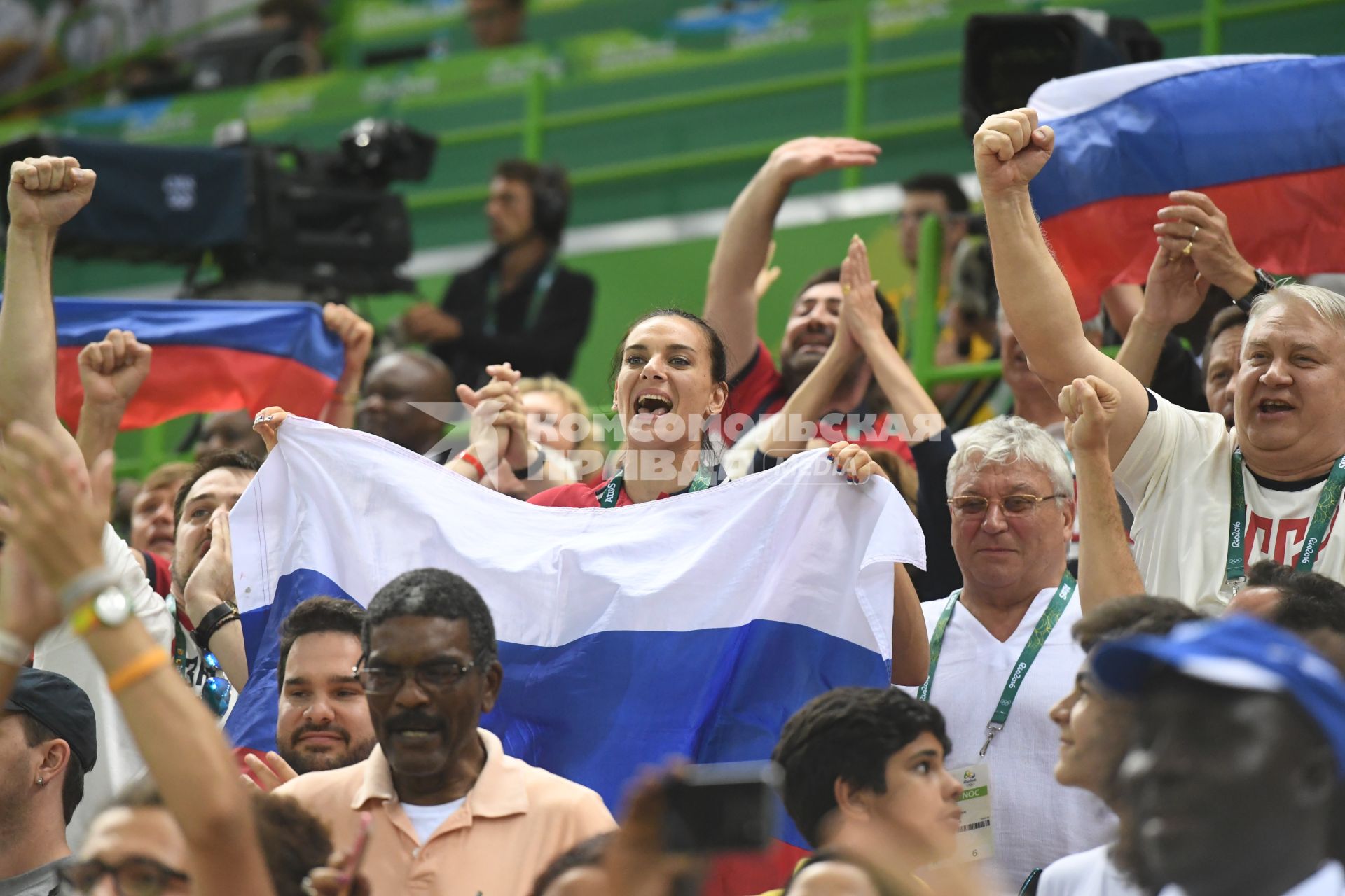 Бразилия, Рио-де-Жанейро. Двукратная олимпийская чемпионка по прыжкам с шестом Елена Исинбаева среди зрителей на матче 1/2 финала по гандболу между женскими сборными командами Норвегии и России на XXXI летних Олимпийских играх.