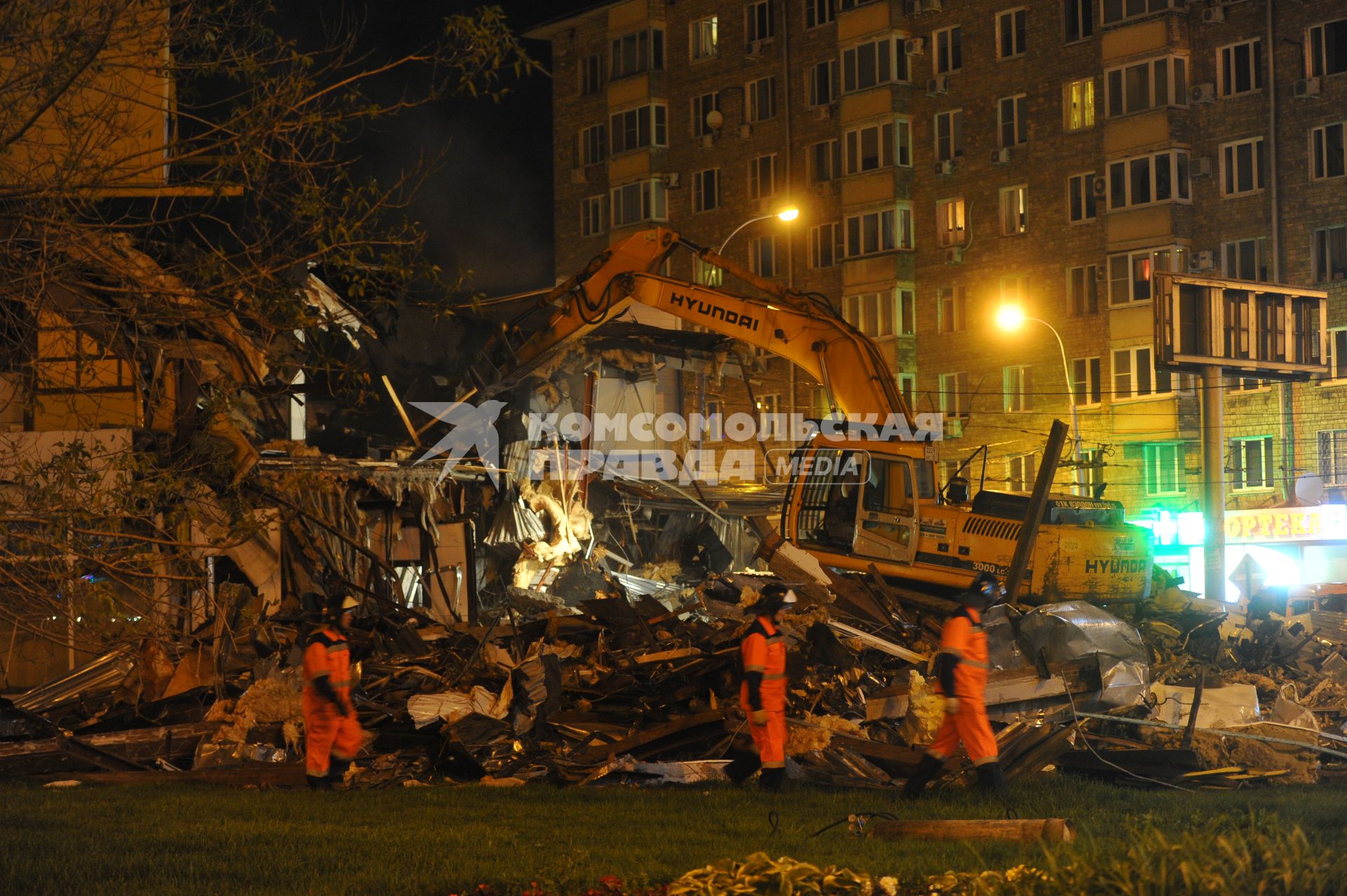 Москва. Снос незаконно построенного торгового павильона рядом со станцией метро `Улица 1905 года`.