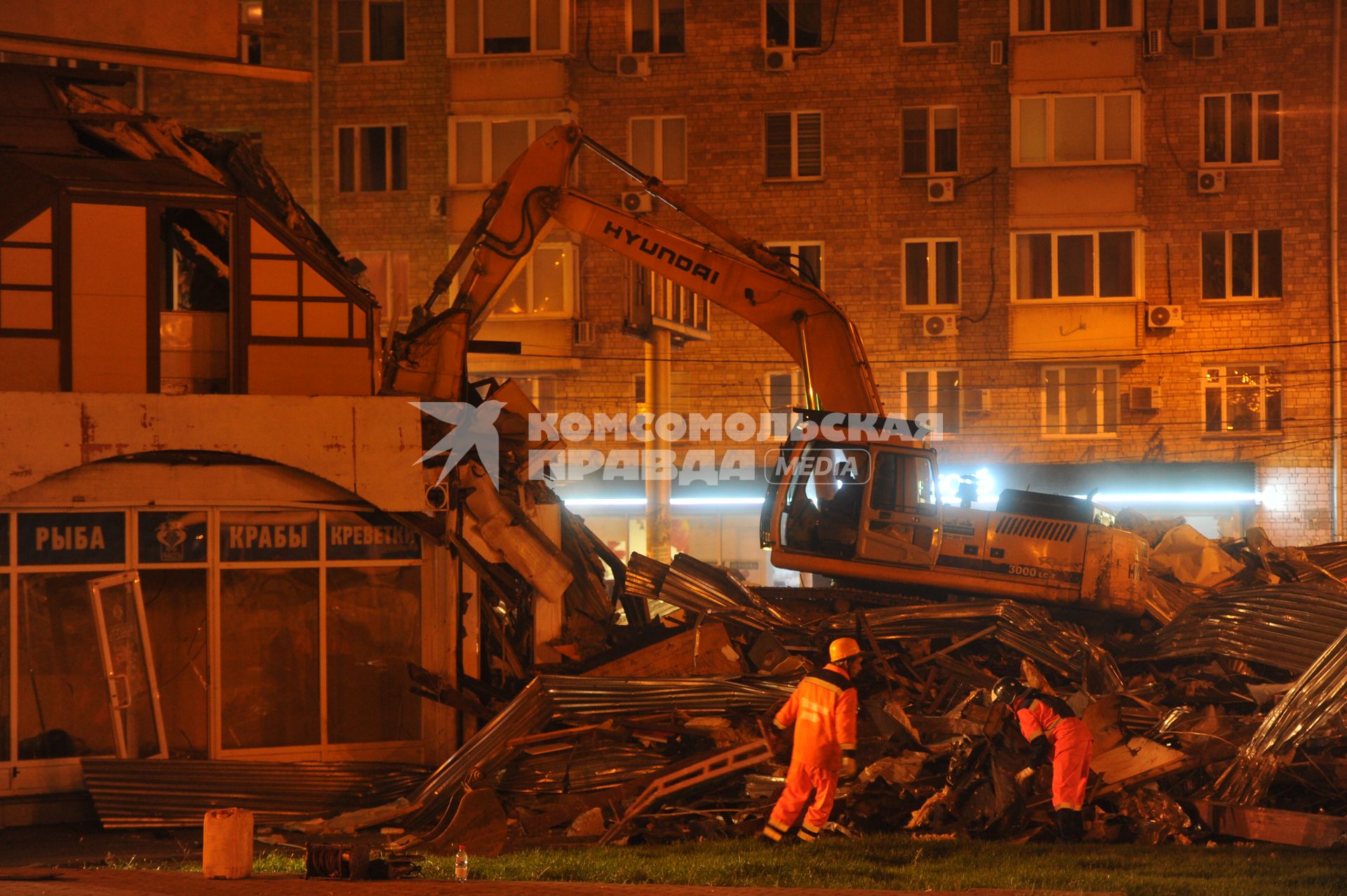 Москва. Снос незаконно построенного торгового павильона рядом со станцией метро `Улица 1905 года`.